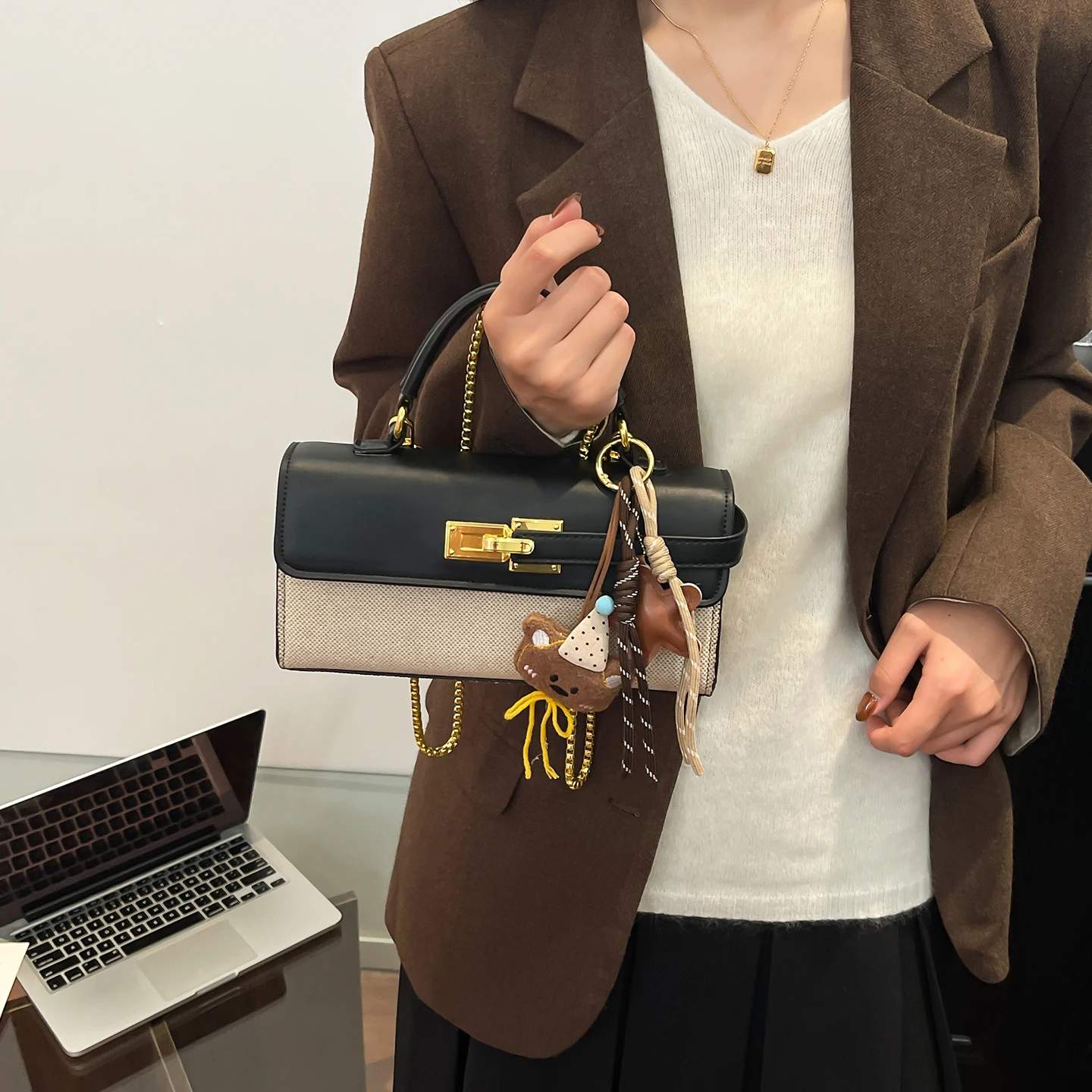 2025년 신상 트렌디 여성용 숄더백 우아한 잠금 플랩 메신저 크로스바디백 조절 가능한 스트랩 업무용 사무실 출퇴근용