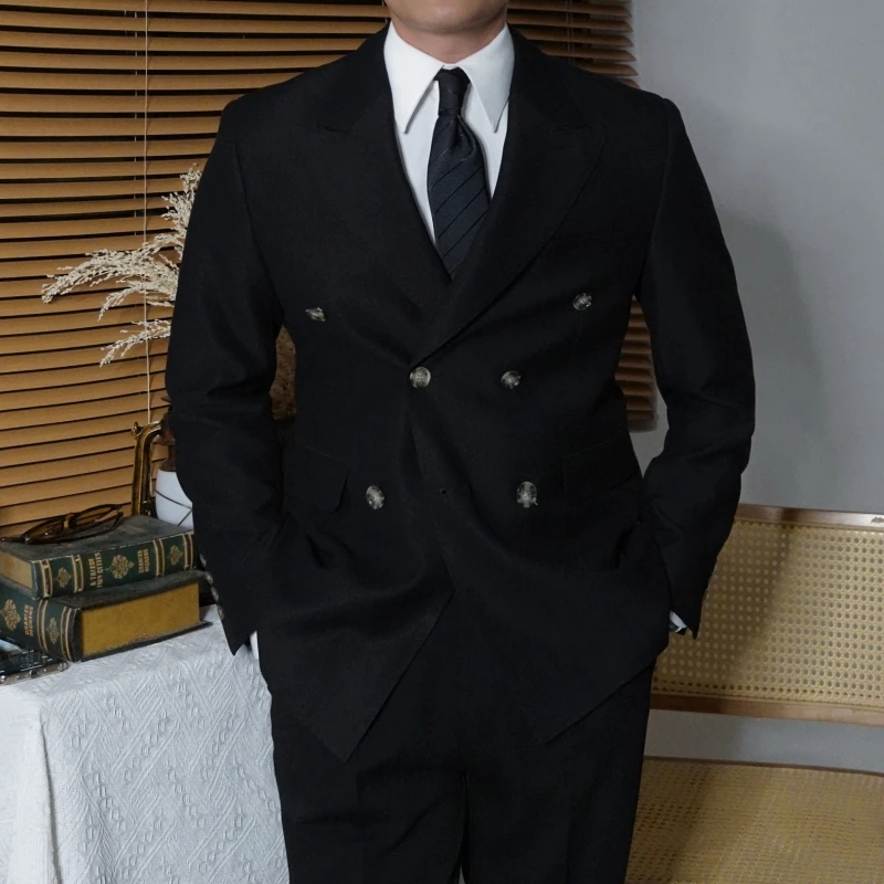 

Italian old money style simple double-breasted slim-fitting gentleman's casual suit