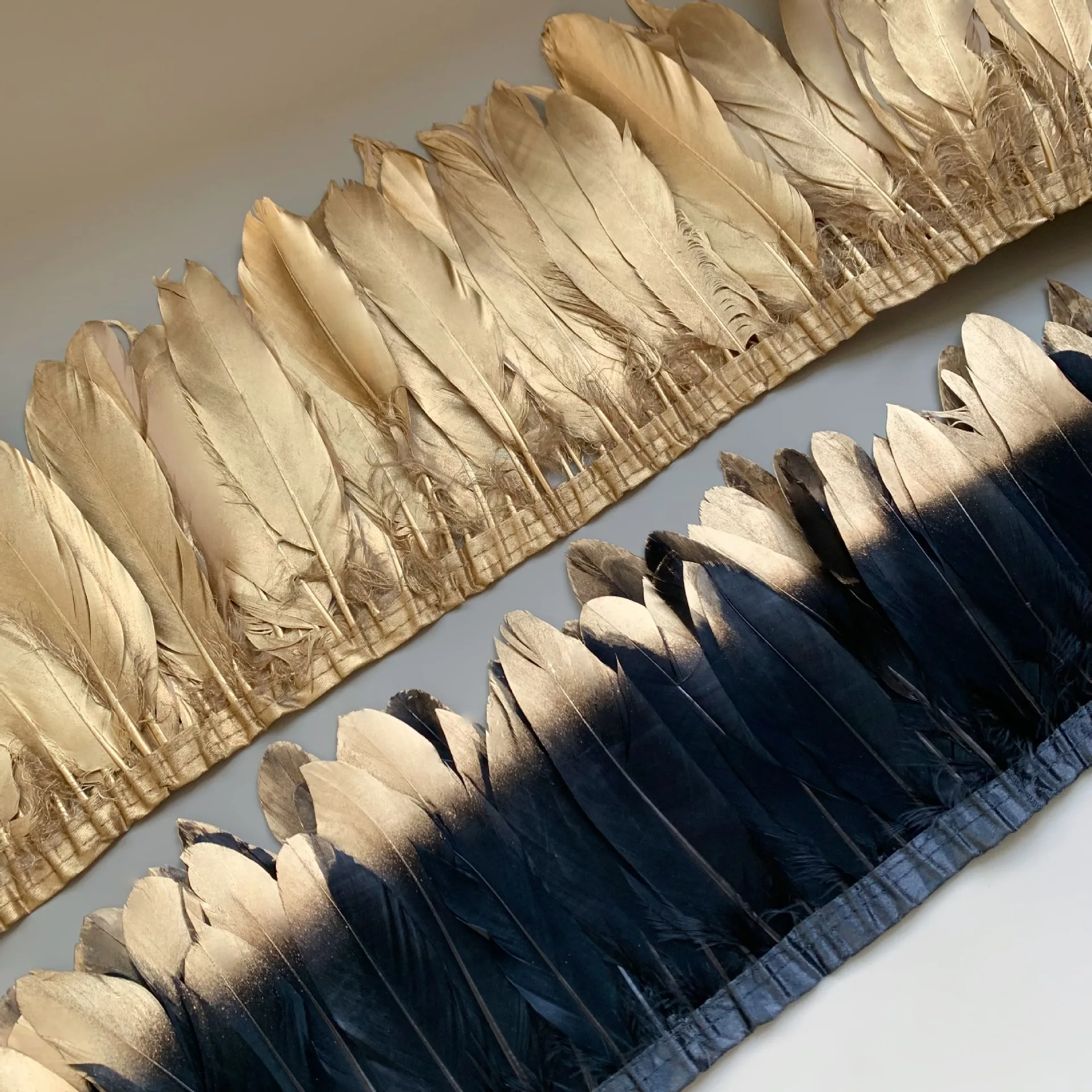 Aksesoris Pakaian Bulu Angsa Berujung Runcing Perak dengan Renda Emas di Tepi Kain Mengambang Besar untuk Pesta Pernikahan