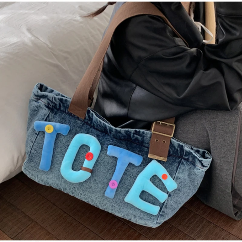 Gewaschene Denim Vintage Schultertasche, Große Kapazität Y2k Mädchen Flauschige Buchstaben Farbige Knöpfe Tragetasche, Hobo Pendler Canvas Handtasche – Detail 7