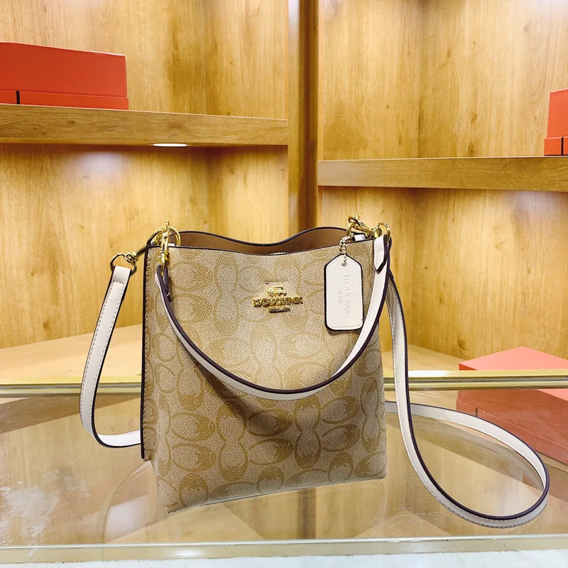 bolso-clasico-vintage-con-monograma-bolso-bandolera-versatil-y-moderno-con-colgante-de-logotipo-y-herrajes-dorados