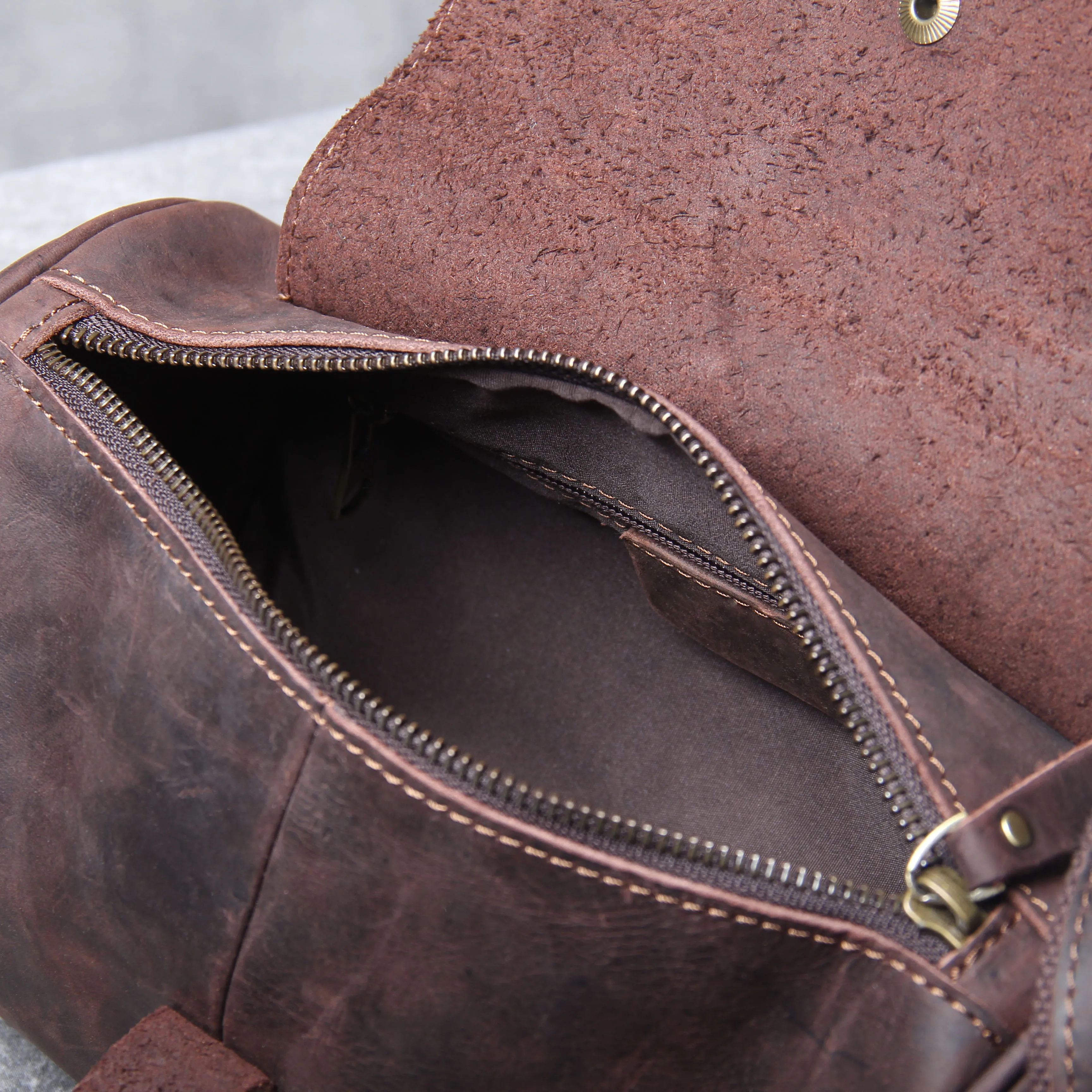 S.WORKER Echtleder Herren Umhängetasche, Bucket Bag, Vollnarbig, Trendige Casual Crossbody-Tasche, Mini-Umhängetasche für Handy & Schlüssel – Detail 21