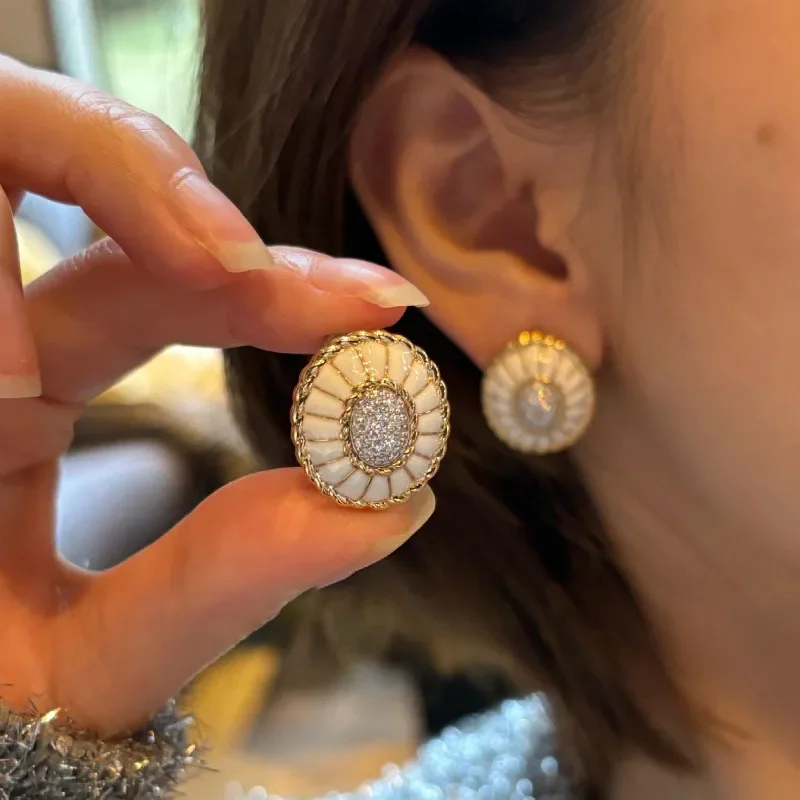 New in Vintage Art Twists White Enamel earings stud High quality Fashion Delicate Flower earrings for women Wedding Jewelry