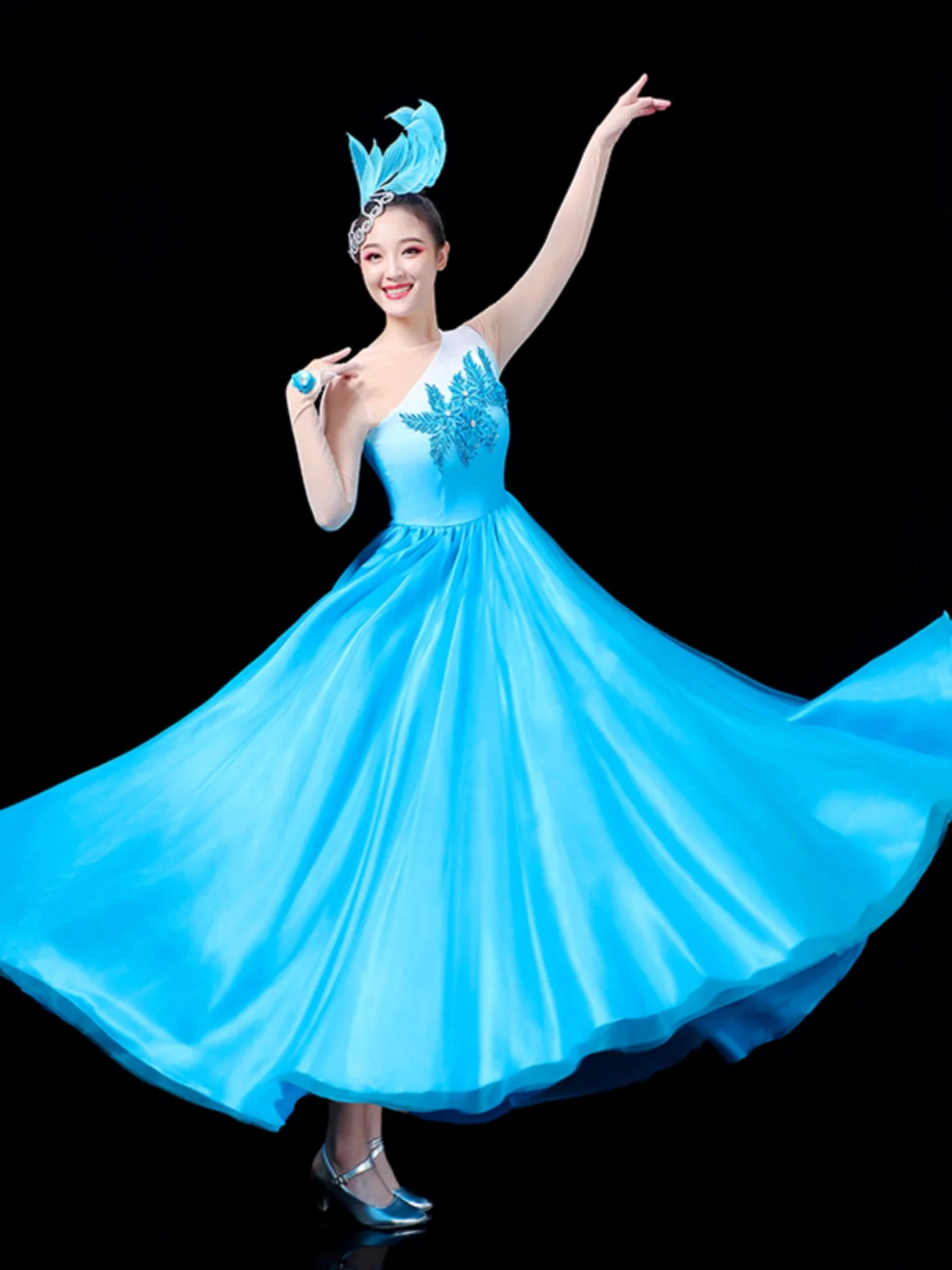 

Modern and atmospheric opening dance with a large swing skirt, performance attire for women at 720 degrees, large-scale stage pe