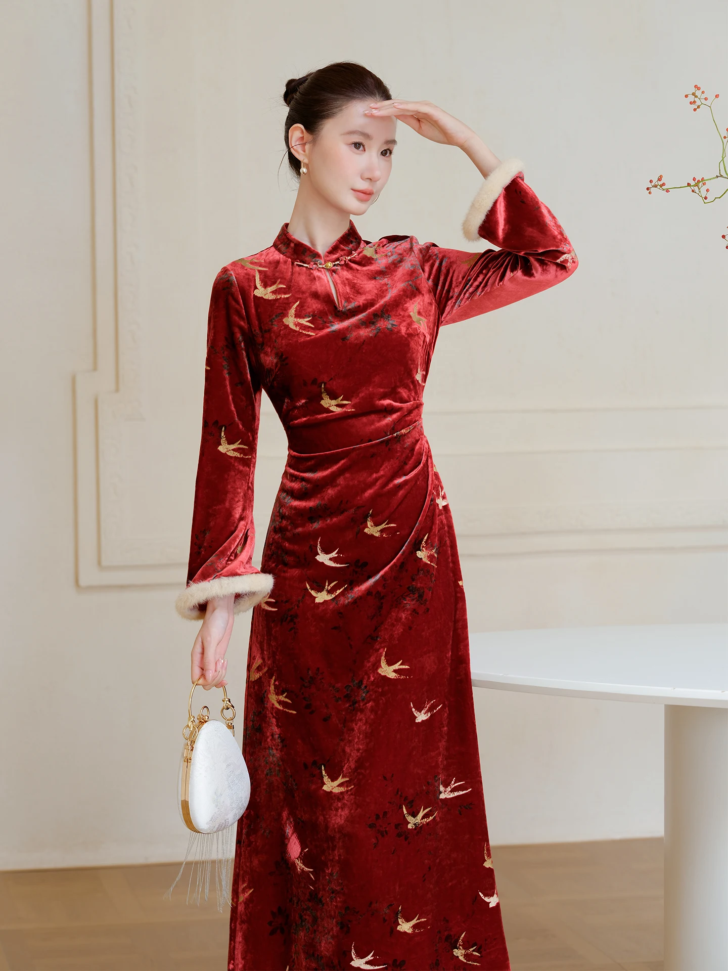 

Элегантное длинное женское платье-ципао из бархата с золотой вышивкой в китайском стиле, с завышенной талией, для банкета