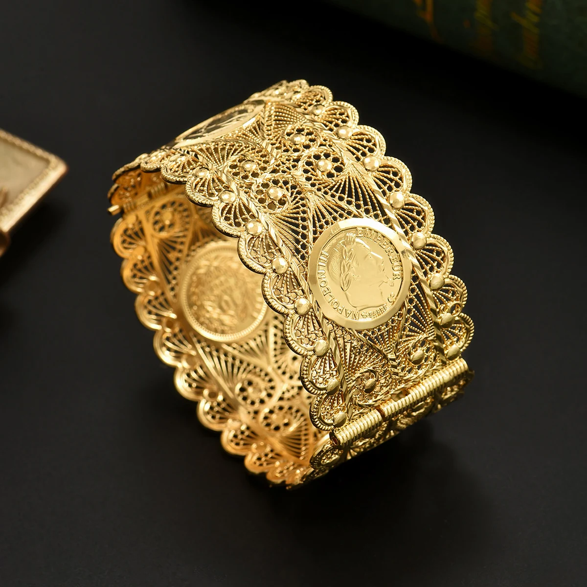 فستان زفاف عربي سوار مطلي بالذهب على شكل شخصية بشرية عملة مجوفة بنمط مفتوح سوار مجوهرات