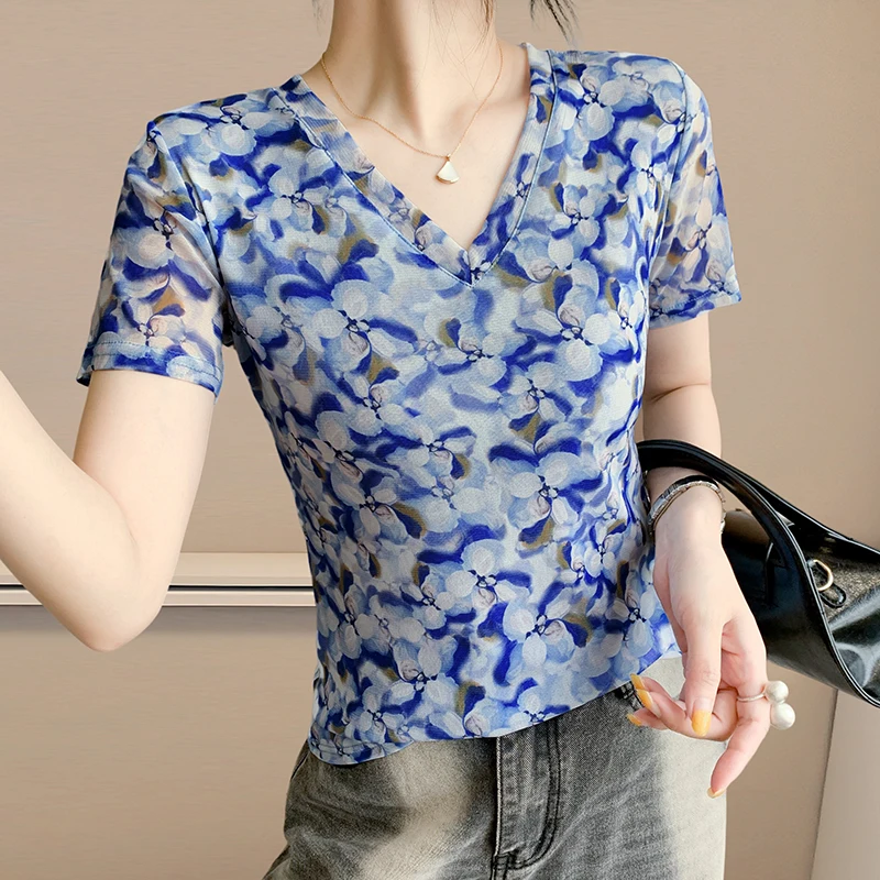 

Лето 2025 г., облегающая женская футболка с коротким рукавом и v-образным вырезом с цветочным принтом — модный сетчатый топ, подчеркивающая и стильная повседневная блузка