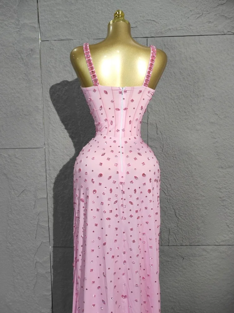 ชุดเดรสยาวผ้าตาข่ายประดับคริสตัลระยิบระยับ ดีไซน์ผ่าข้าง เหมาะสำหรับงานเลี้ยงฉลองวันเกิด ถ่ายภาพ หรือการแสดง