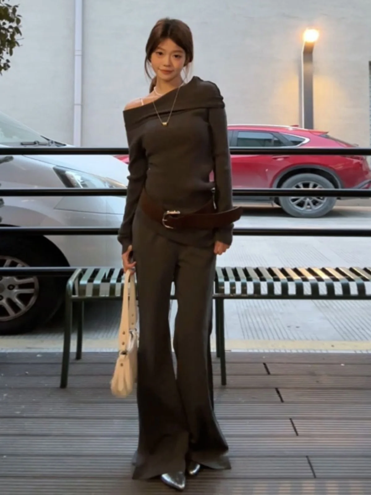 

Ретро-модный вязаный комплект из топа с открытыми плечами и брюк с широкими штанинами, элегантный комплект премиум-класса, весенне-летняя женская одежда