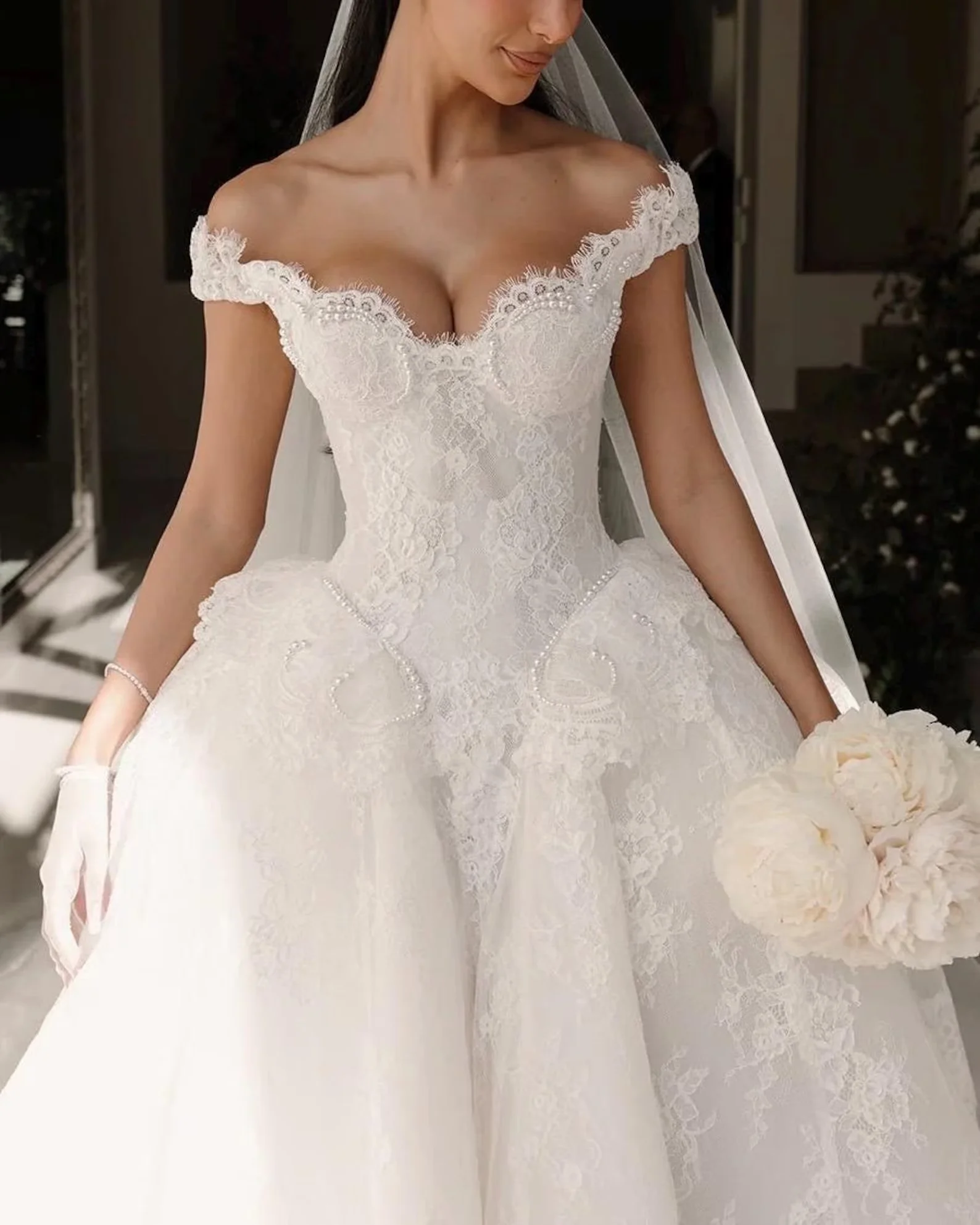 

Customized Women's Sexy Sweetheart Off Shoulder Lace Wedding Dress Waist Cinching Bridal Gown Gorgeous Romantic Ball Gown