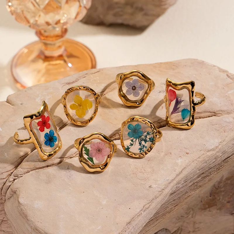 

18K gold-plated stainless steel eternity flower ring with dried pink and white plum blossoms, suitable for women's daily wear