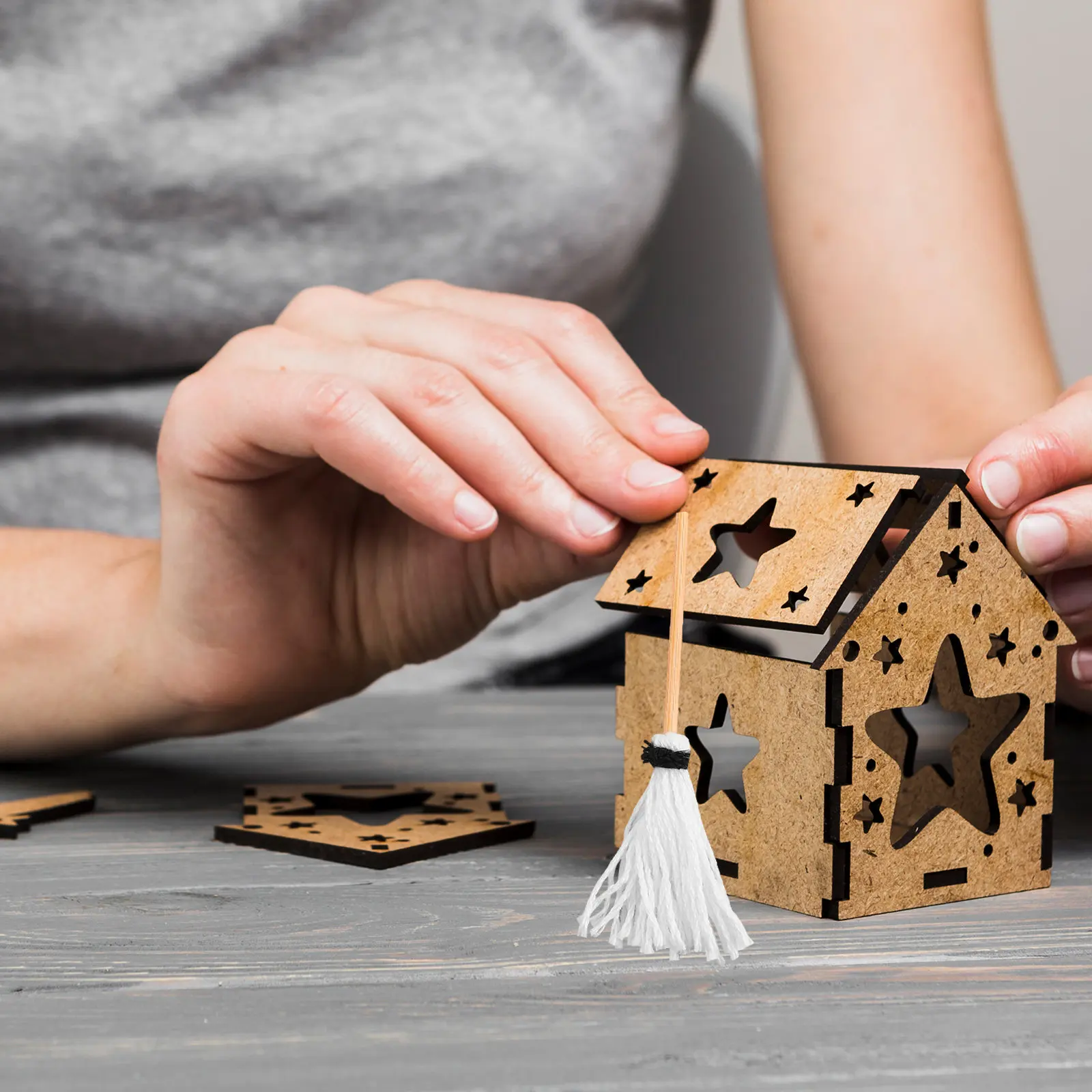 

Набор из 15 миниатюрных швабр для кукольного домика, масштаб 1:12, реалистичные маленькие швабры, идеально подходят для миниатюрных аксессуаров для дома