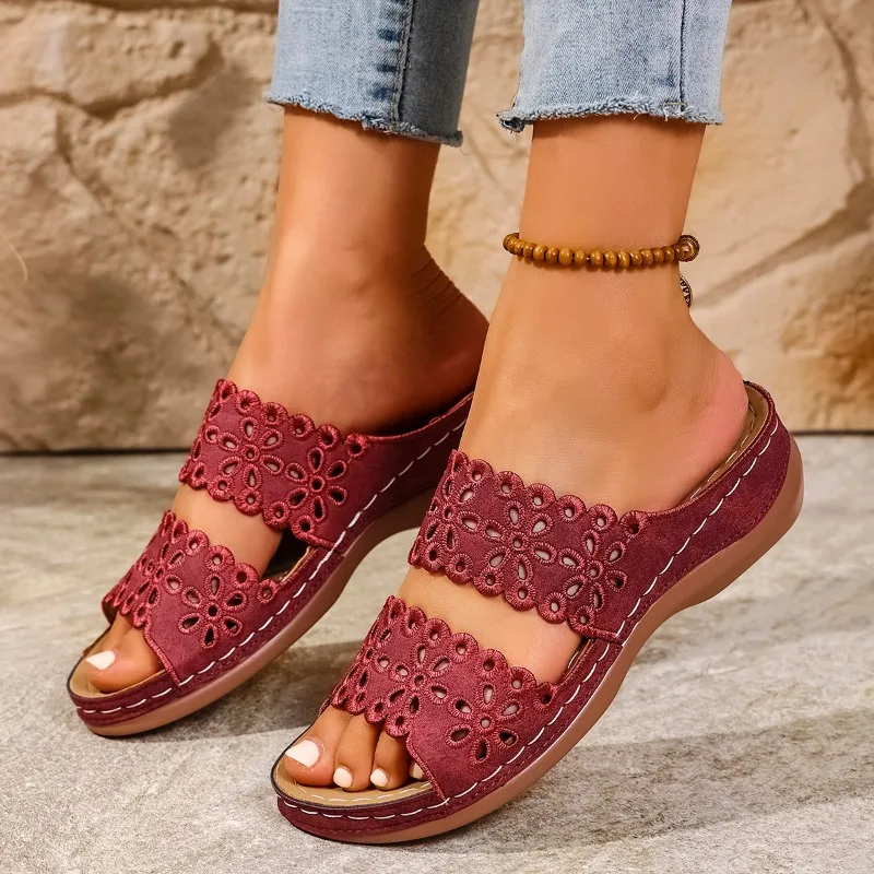 

Женская обувь, новинка 2024, модные летние новые уличные женские тапочки на открытой танкетке, повседневные пляжные тапочки большого размера