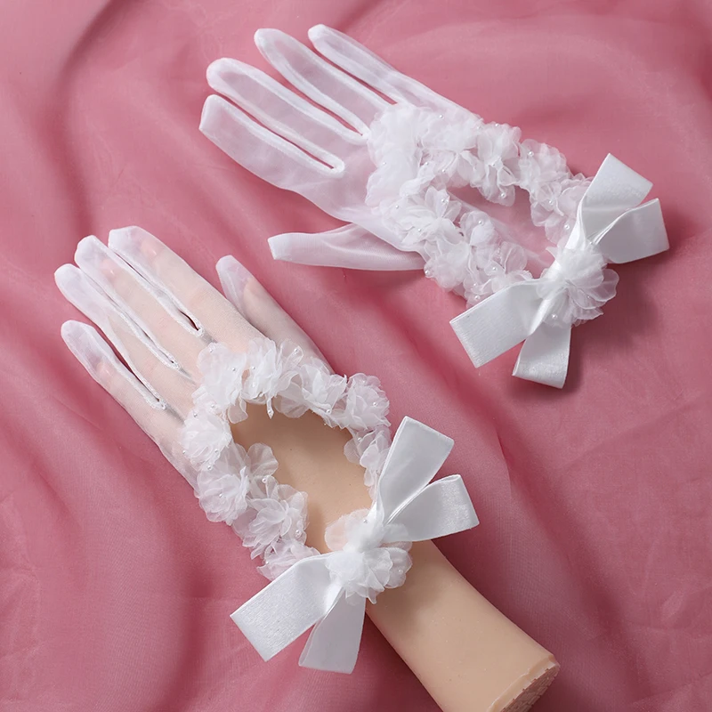 The bride's accessory is a pair of white minimalist bow decorated split finger gloves suitable for women's wedding parties