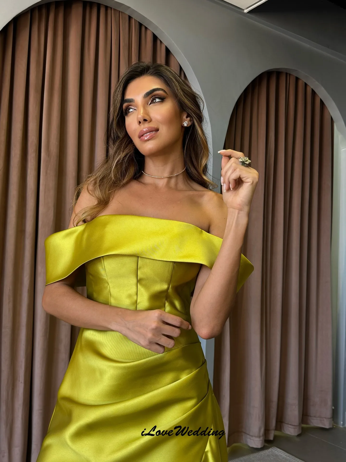 فساتين سهرة خضراء مكشوفة الكتف 2025 فستان حفلات الزفاف من الساتان للنساء ضيف على شكل حرف a مطوي فستان طويل للحفلات الراقصة مخصص