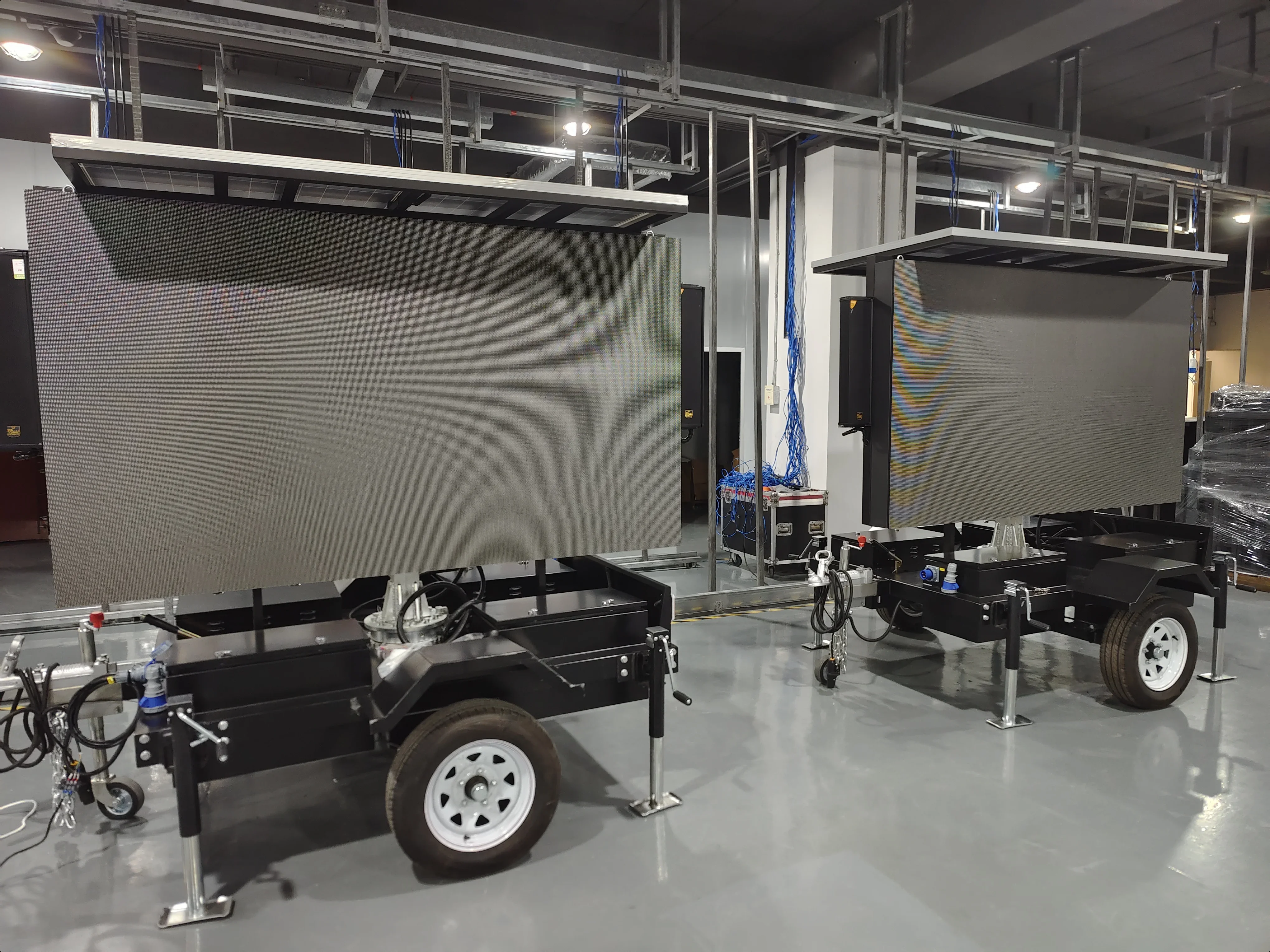 Zonne-energie P4 buitentrailer LED-scherm, schermgrootte 2240 mm x 1280 mm, aanhangergrootte 2382 mm x 1800 mm x 2074 mm