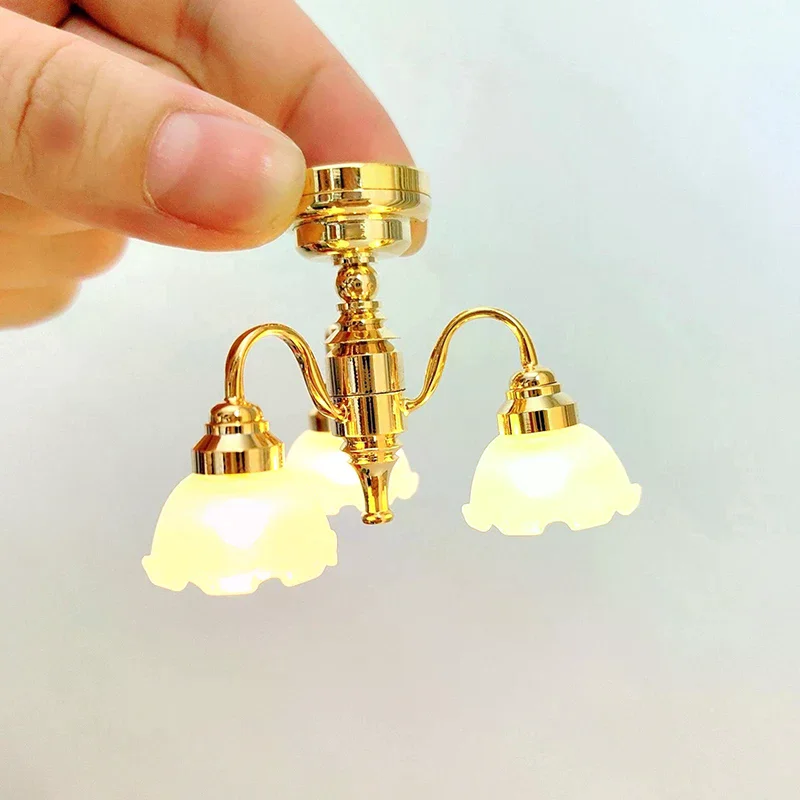 1:12 دمية مصغرة LED الذهبي مصباح السقف الثريا إضاءة المنزل نموذج الأثاث ديكور لعبة بيت الدمية الملحقات