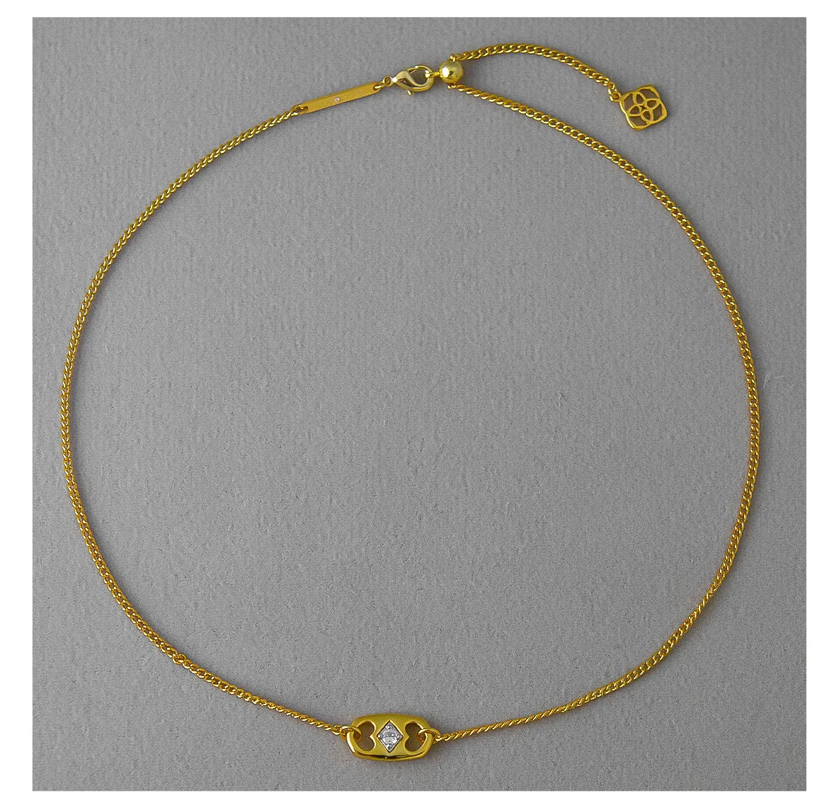 YEEVAA Collar con colgante corto de circonita hueca ovalada serie navideña, diseño elegante y brillante, joyería de moda para mujer