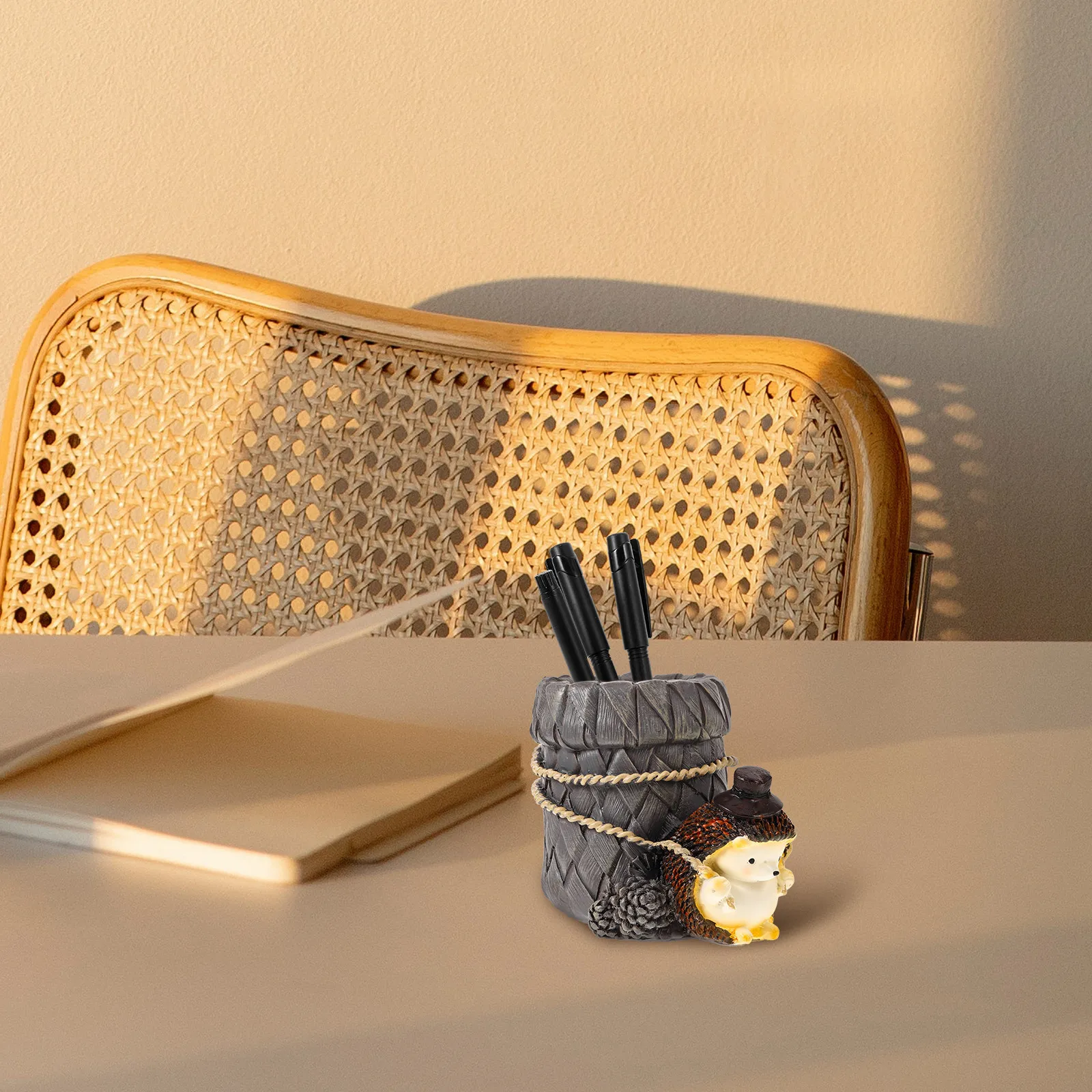 

Resin Hedgehog Pen Holder Decorative Desktop Organizer Creative Multi-Purpose Storage Holder for Pens Makeup Brushes