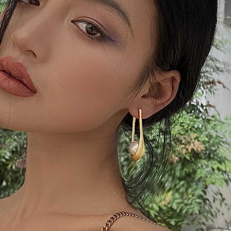 2024 Luxury fashion Gold Color Unique Earrings Shell Pearl Hollow Drop Earrings Women Party Engagement Vintage Fashion Jewelry