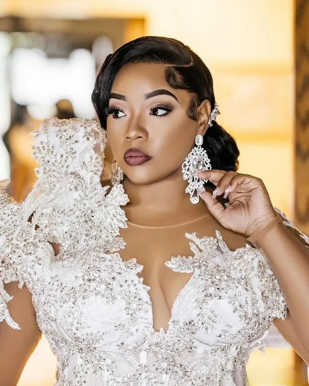 カスタマイズされたアラビア風アソエビプラスサイズアイボリーウェディングドレスクリスタルレースノースリーブティアードチュール豪華な花嫁衣装ドレス