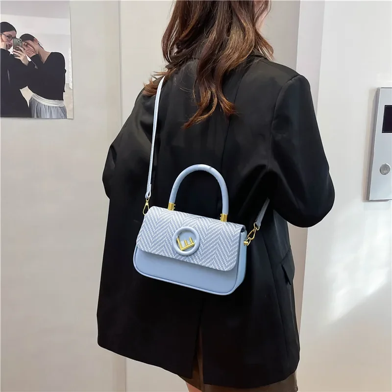 Etherische glanzende crossbody met lichtreflecterend oppervlak en keramische sluiting voor galerijopeningen met een lichtgevende genade