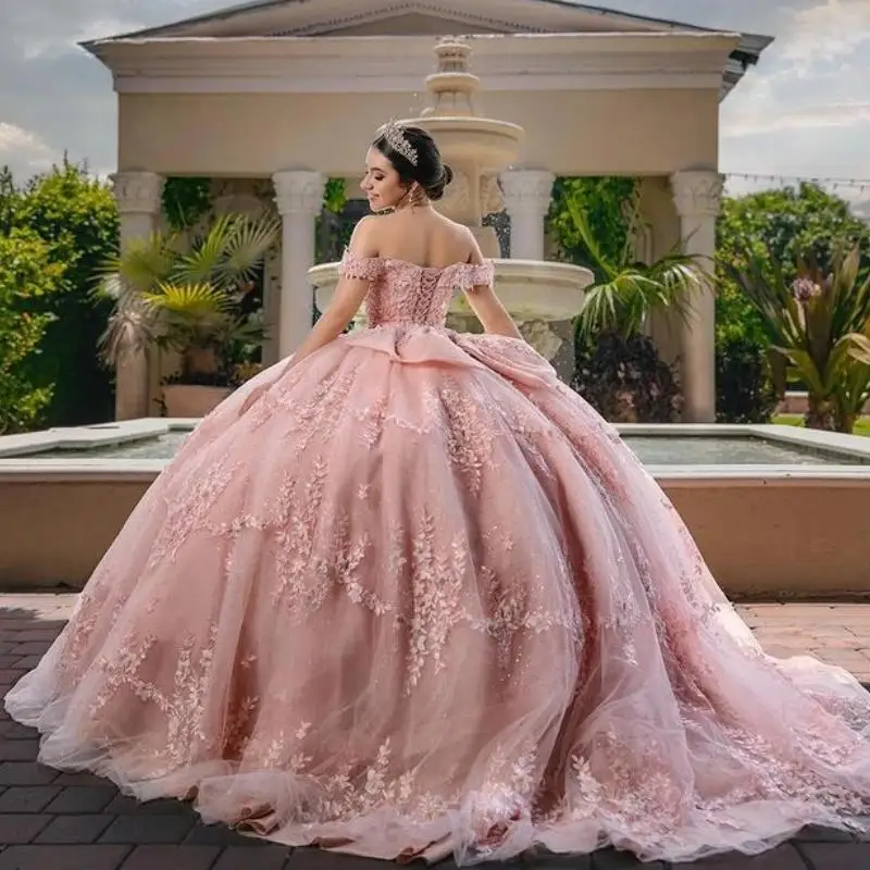 Gaun dansa merah muda Quinceanera berkilau gaun pesta manik-manik renda applique berpayet bahu terbuka gaun pesta putri Vestidos De 15 Anos manis