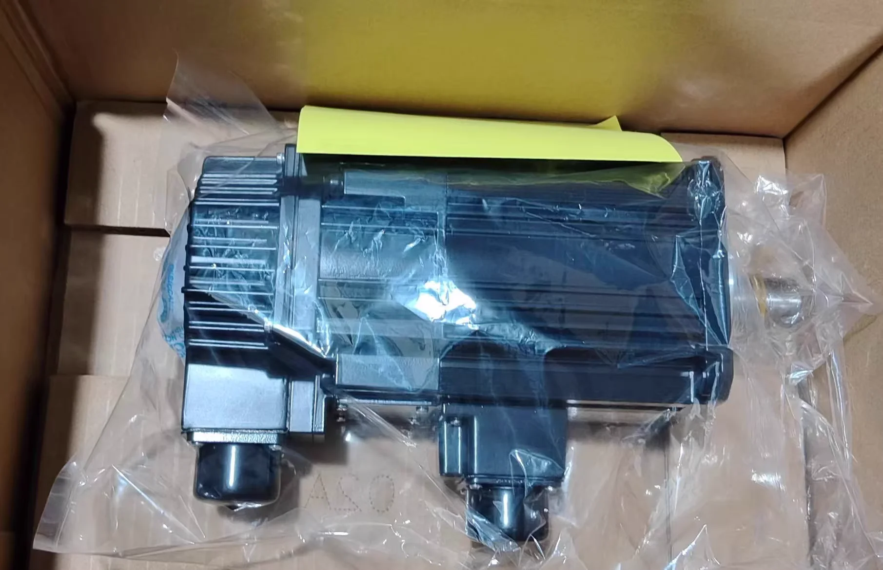 

SGMSS-15A2A21-Y3 Brand New Servo Motor，Fast shipping，SGMSS 15A2A21 Y3