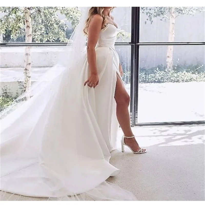 Maßgeschneiderte Falten-Prinzessin-weiße Brautkleider 2026 für die Braut, trägerloses, ärmelloses Damen-Ball-Brautkleid aus Satin mit Schleppe