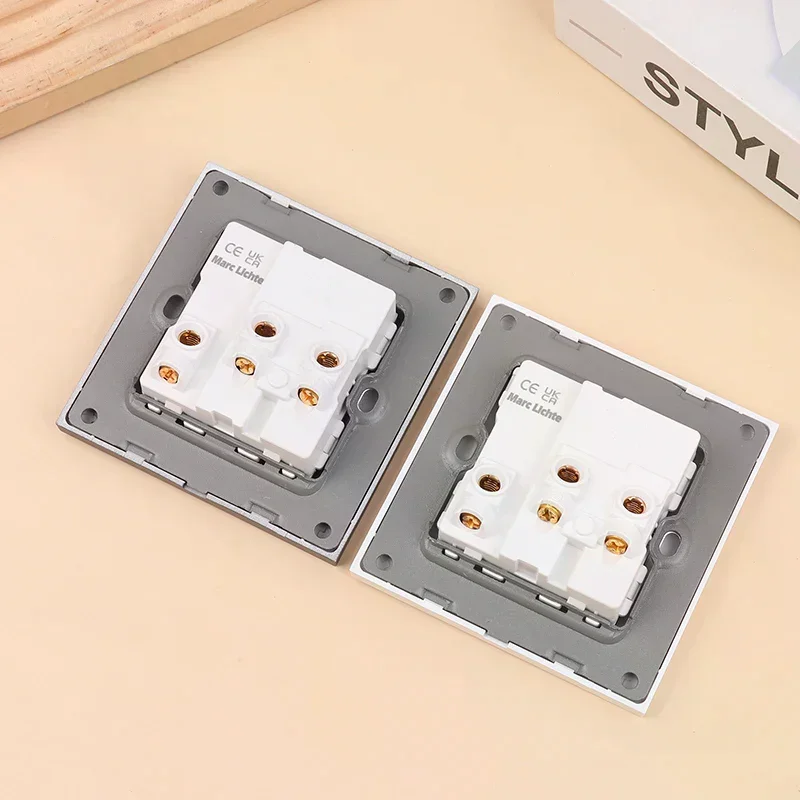 مقبس شحن سريع عالمي 18 وات من النوع C 5 سنون، مخرج كهربائي على الحائط في المملكة المتحدة مع شاحن USB، قابس مقبس طاقة مزدوج ذكي أبيض