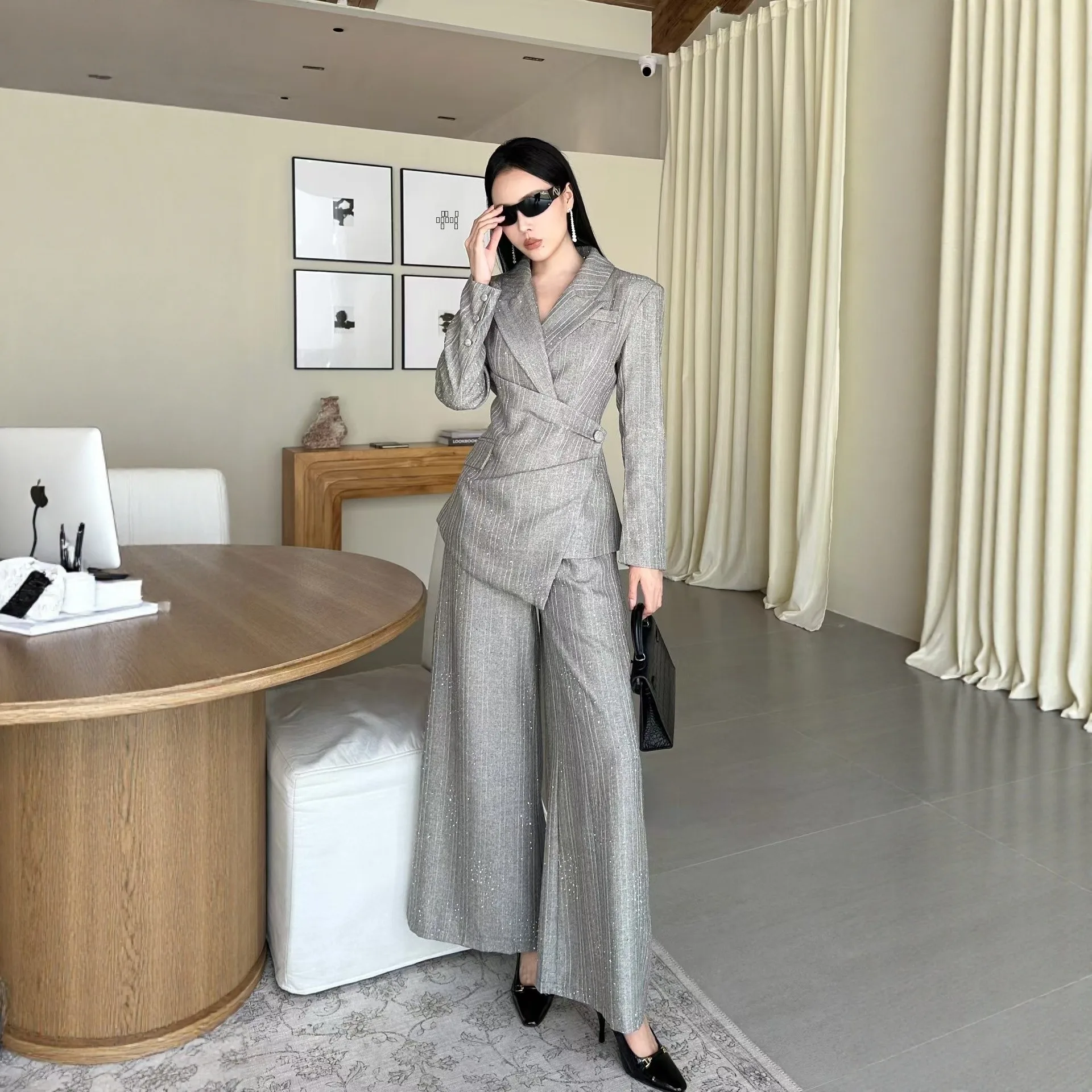 

Повседневный корейский костюм с утягивающим поясом: женский комплект из двух предметов – жакет в полоску с боковыми завязками и брюки с высокой талией и широкими штанинами, осенний