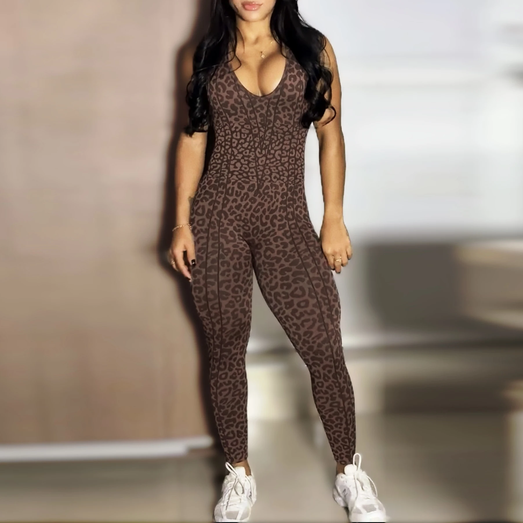 بدلة رياضية نسائية بطبعة الفهد عميقة على شكل حرف V قطعة واحدة سراويل يوجا Scrunch للتمرين واللياقة البدنية والصالة الرياضية بدلات ضيقة رياضية