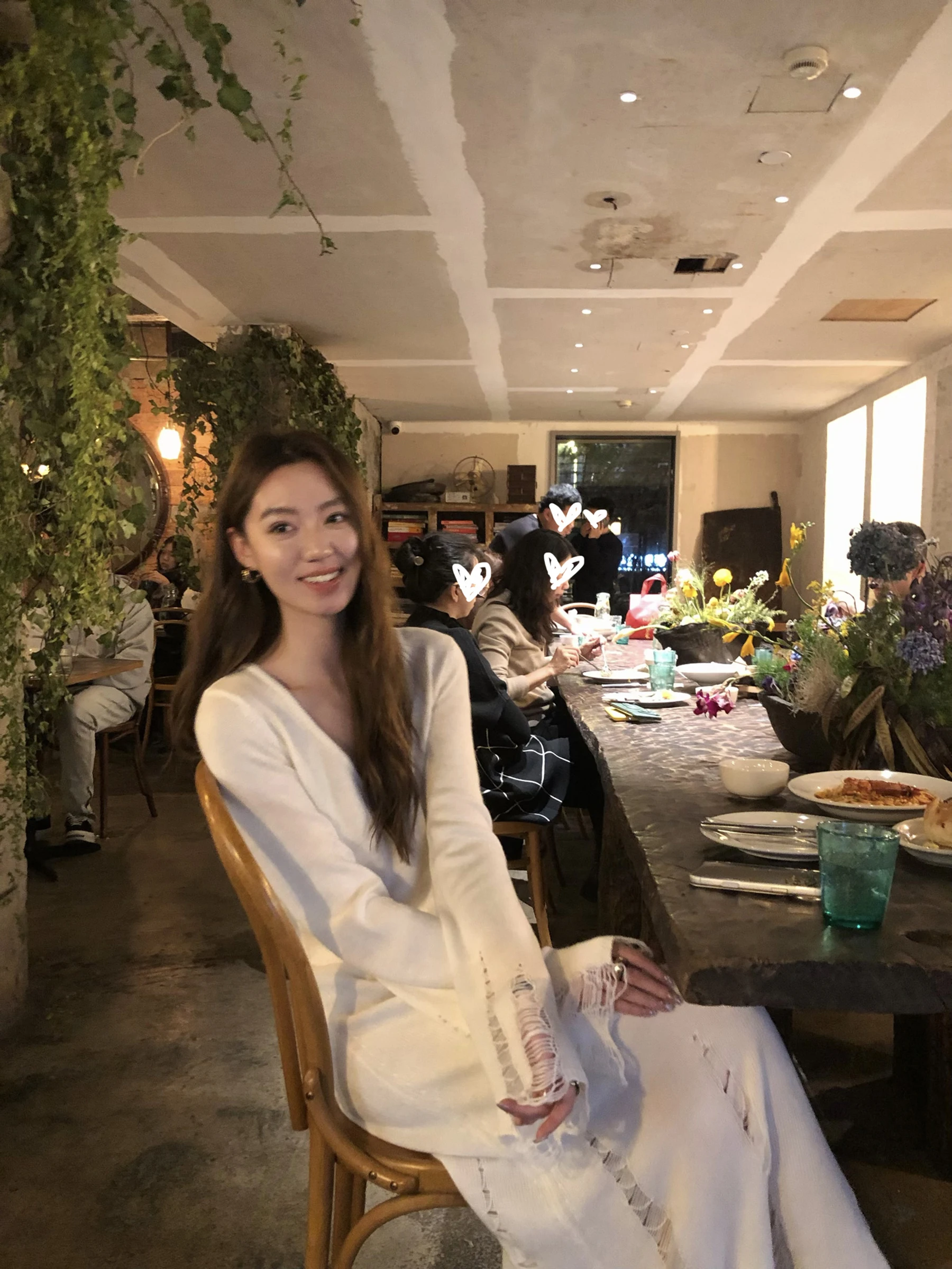 

Официальный женский вязаный комплект Gakee из двух предметов: топ с V-образным вырезом и длинная юбка А-силуэта, весенняя новинка с дизайнерскими вырезами, повседневный стиль, средняя длина