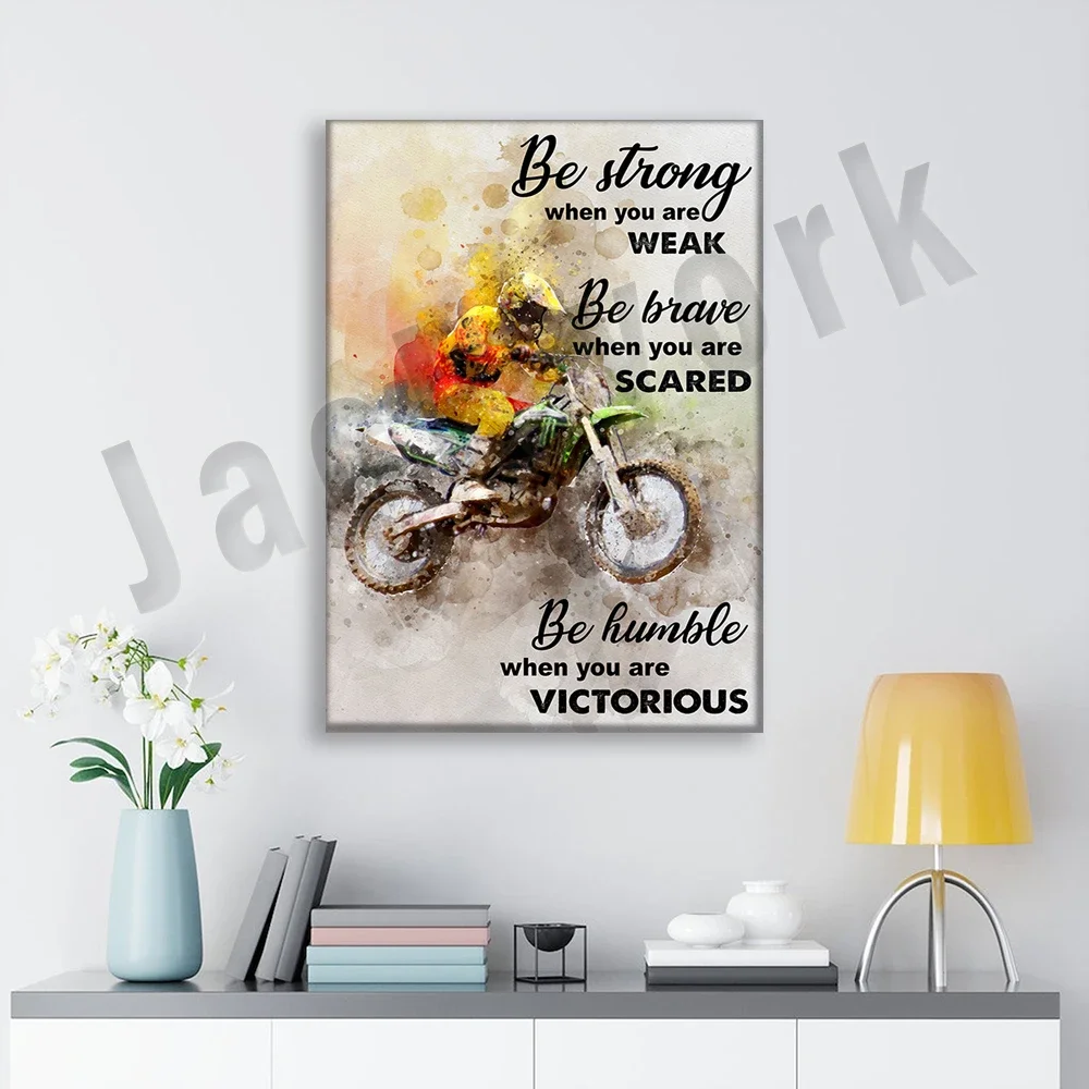 عشاق الدراجة الترابية موتوكروس تكون قوية عندما تكون ضعيفة وشجاعة عندما يخيف ملصقًا قديمًا لديكور المنزل