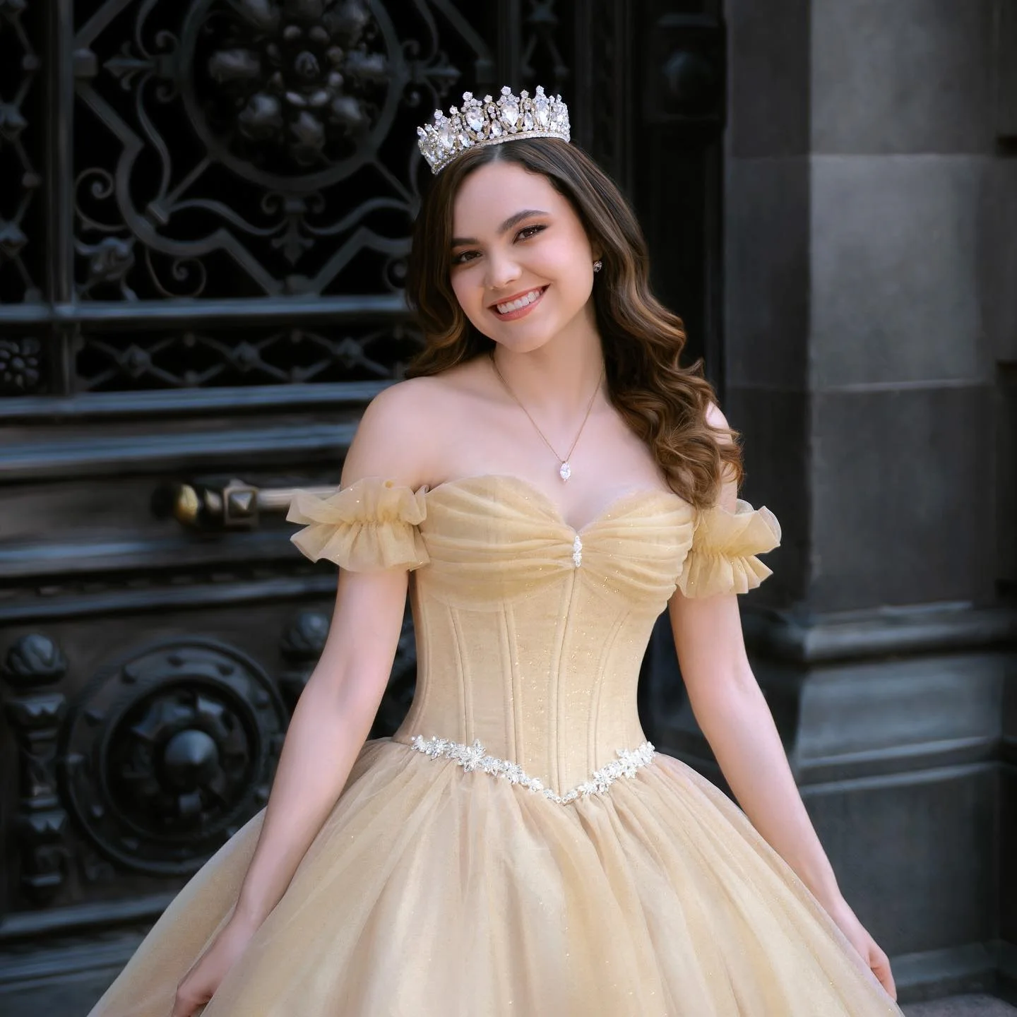 Abito Quinceanera in oro champagne 2025 Abito da ballo con applicazioni di perline con scollo a V Prom Sweet 15 16 anni Abito da sposa per festa di compleanno per ragazza