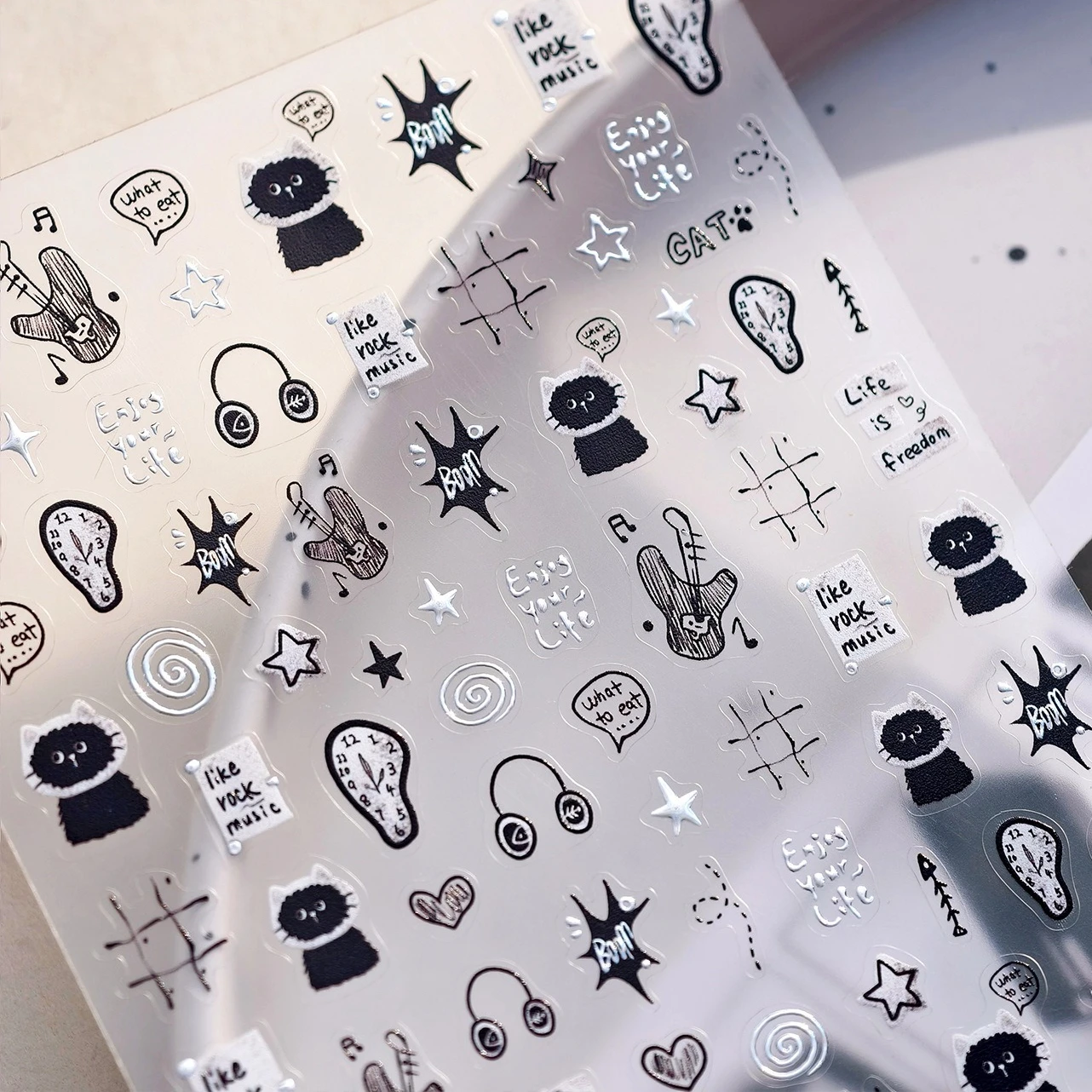 Reloj de gato negro, notas de guitarra, perro, oso, manzana, estrella, corazón, flor, línea de grafiti, vaca, pato, pastel, lazo, nube, pegatinas artísticas para uñas