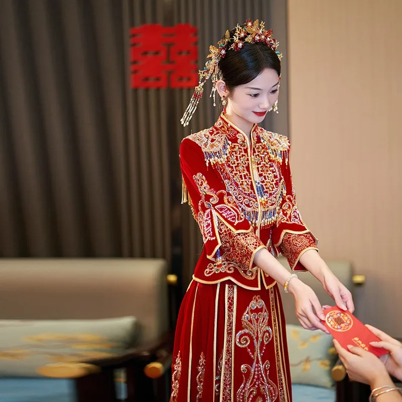 

New heavy-duty Chinese-style wedding dress with wine toasting embroidery and three-dimensional