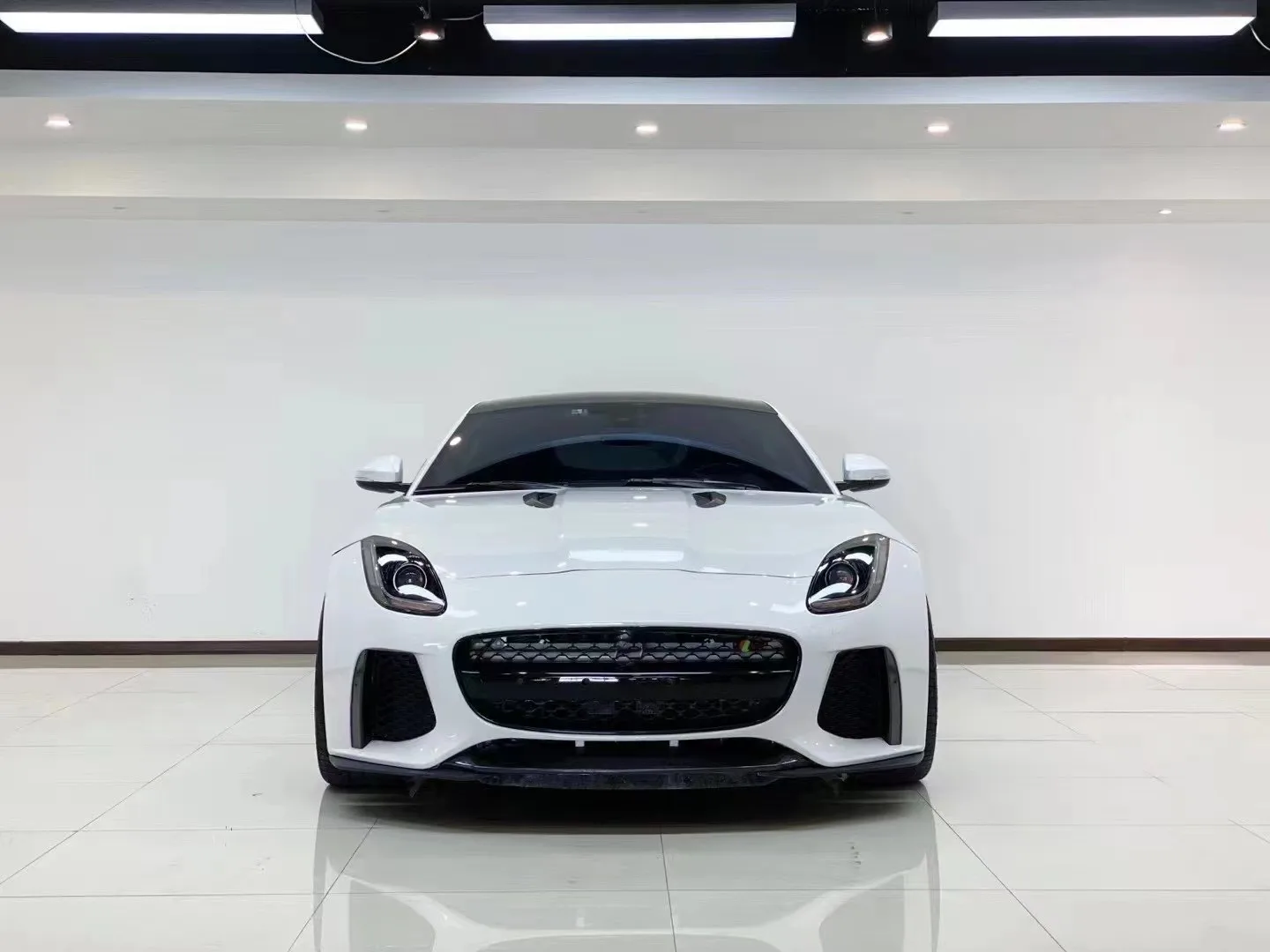 

Подходит для обвеса Jaguar F-TYPE Модернизированный передний бампер в стиле SVR
