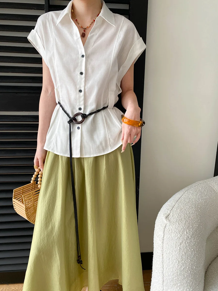 Sommerliches Damen-Freizeithemd mit einfarbigem Kragen, tailliertem Schnitt und schlank machendem, kurzärmeligem Design. – Detail 7