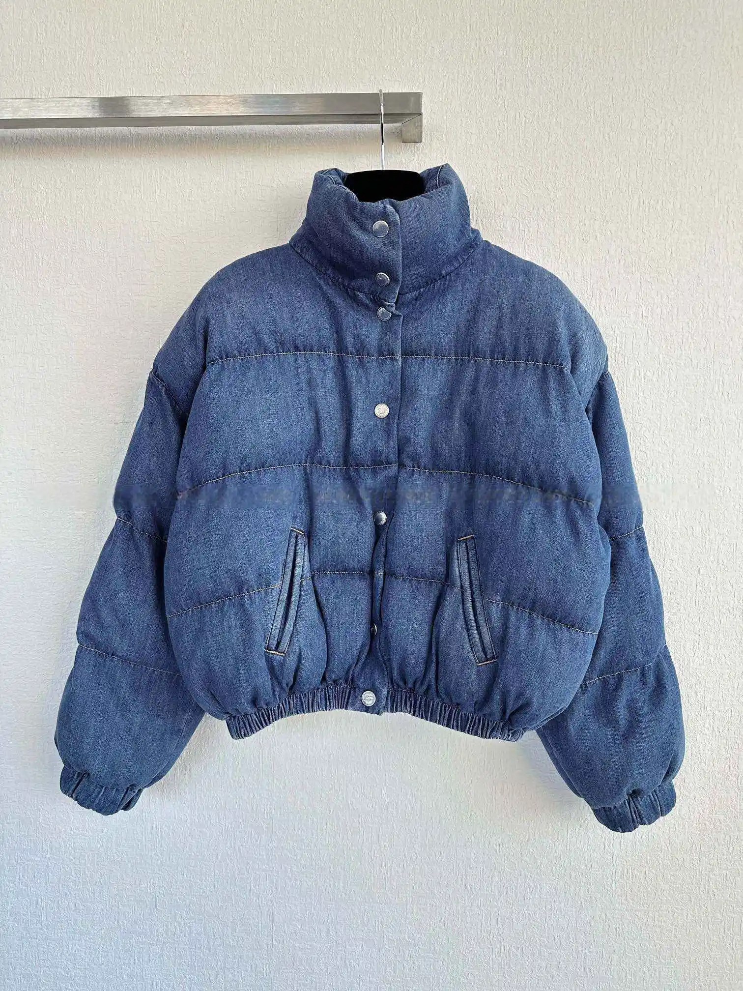 2025 جديد الشتاء المرأة قصيرة أسفل سترة الدنيم معطف الوقوف طوق المشاهير نفس النمط ملابس خارجية الموضة #1