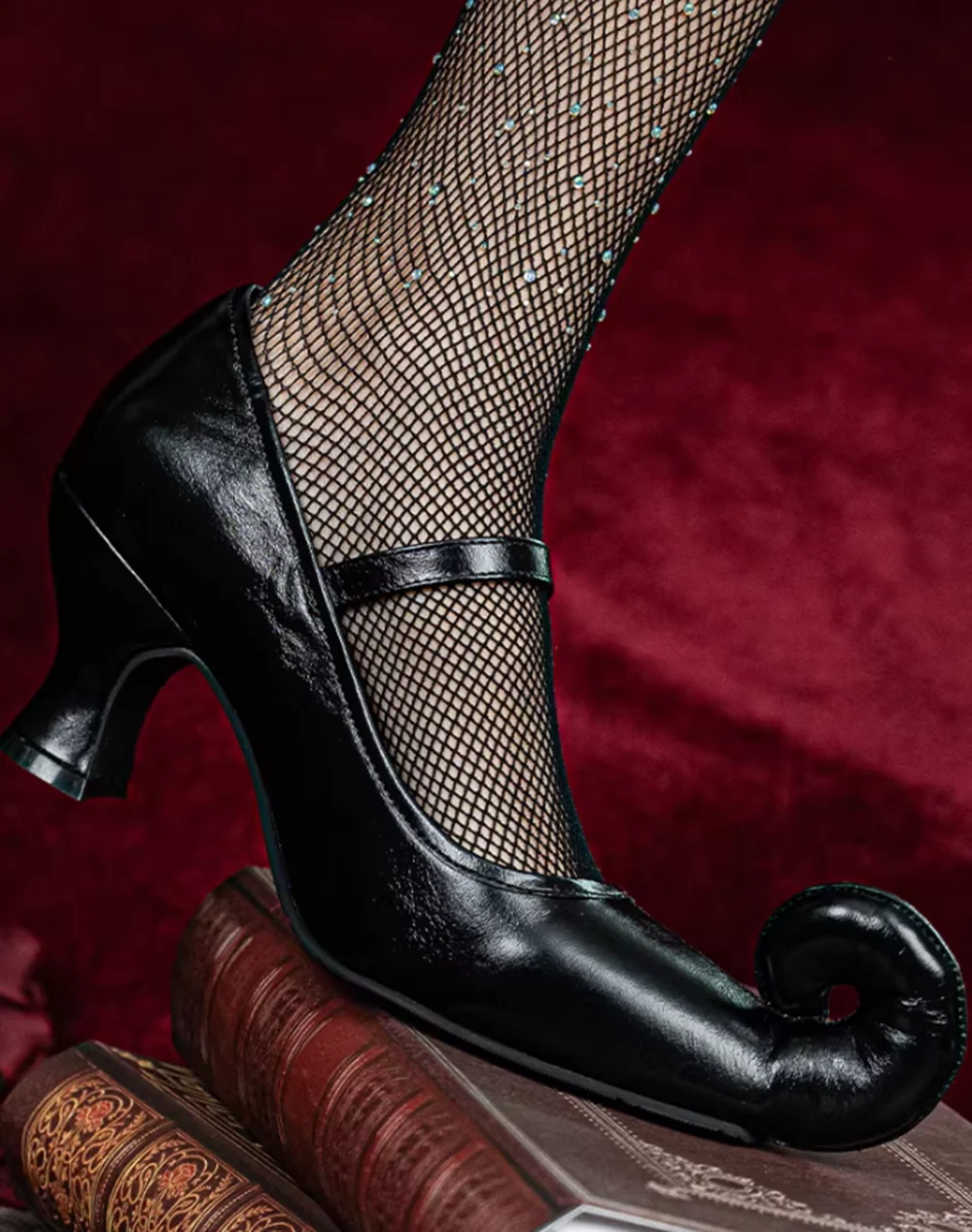 

Black Leather Curled Toe Mary Janes Gothic-Glam Witchy Style Kitten Heel Single Buckle Strap Retro Upturned Toe Women's Shoes