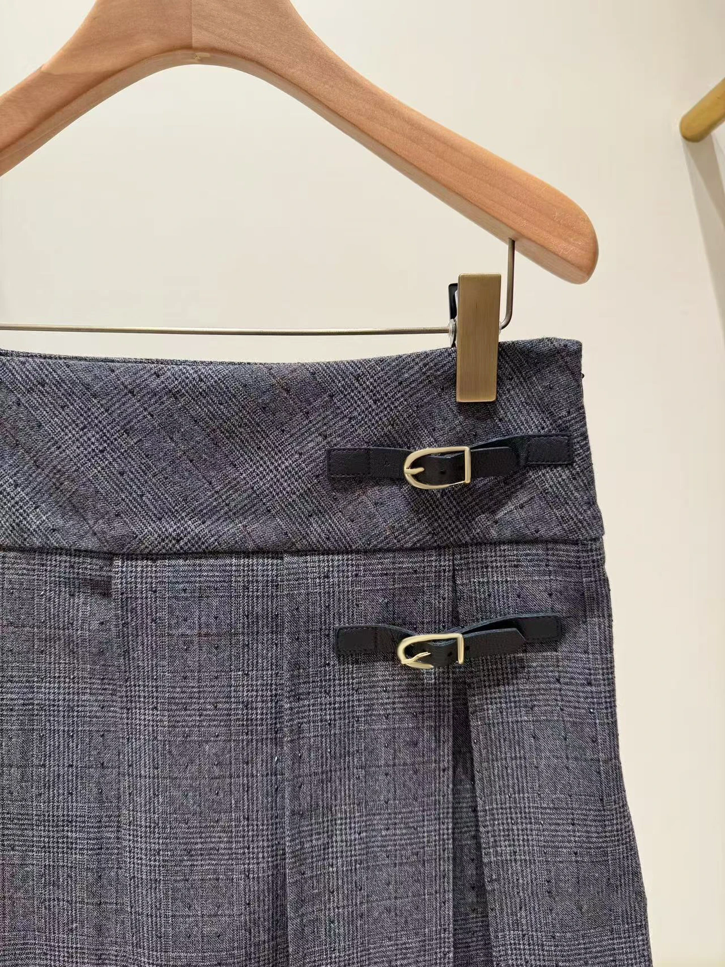 

High-End Women's Knitted Cardigan Top plus Plaid Pleated Skirt Set Autumn 2025 Faion Ensemble ort Sve round Ne Button