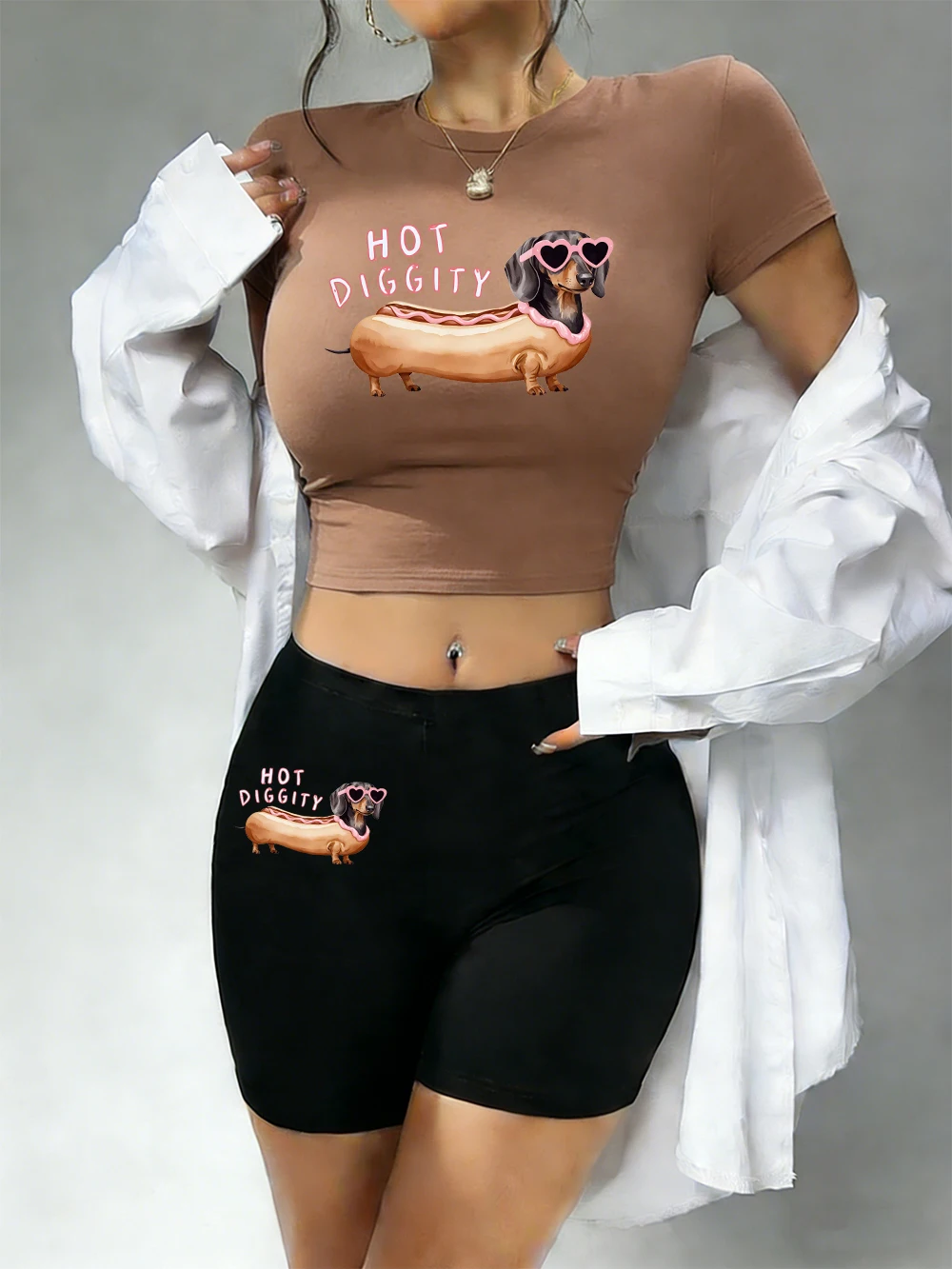 

Повседневный комплект из двух предметов: укороченный топ и шорты с принтом таксы, женский, мягкий, облегающий, с круглым вырезом, высокоэластичная одежда