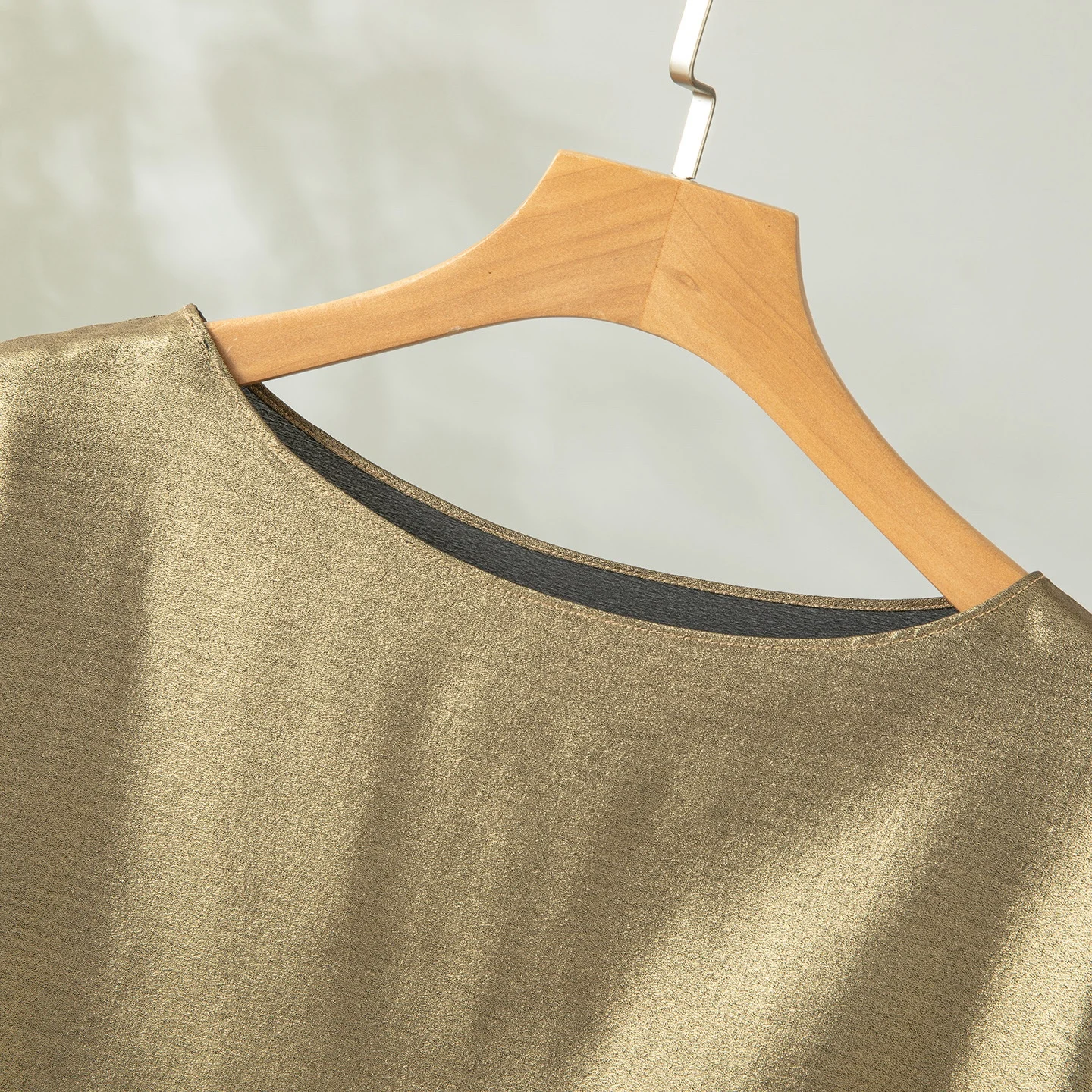 Minimalist Design 100% Natural Mulberry Silk Crepe De Chine Batwing Short Sleeved Loose Round Neck Women's Casual Gold T-shirt