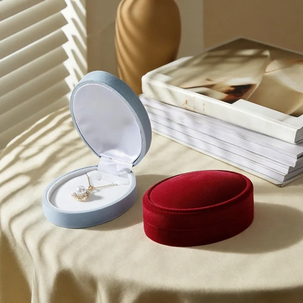 

Новая бархатная коробка для обручальных колец, овальная, с флокированием, красная, для помолвочных колец, с откидной крышкой, упаковка для ювелирных изделий, для свадебной церемонии