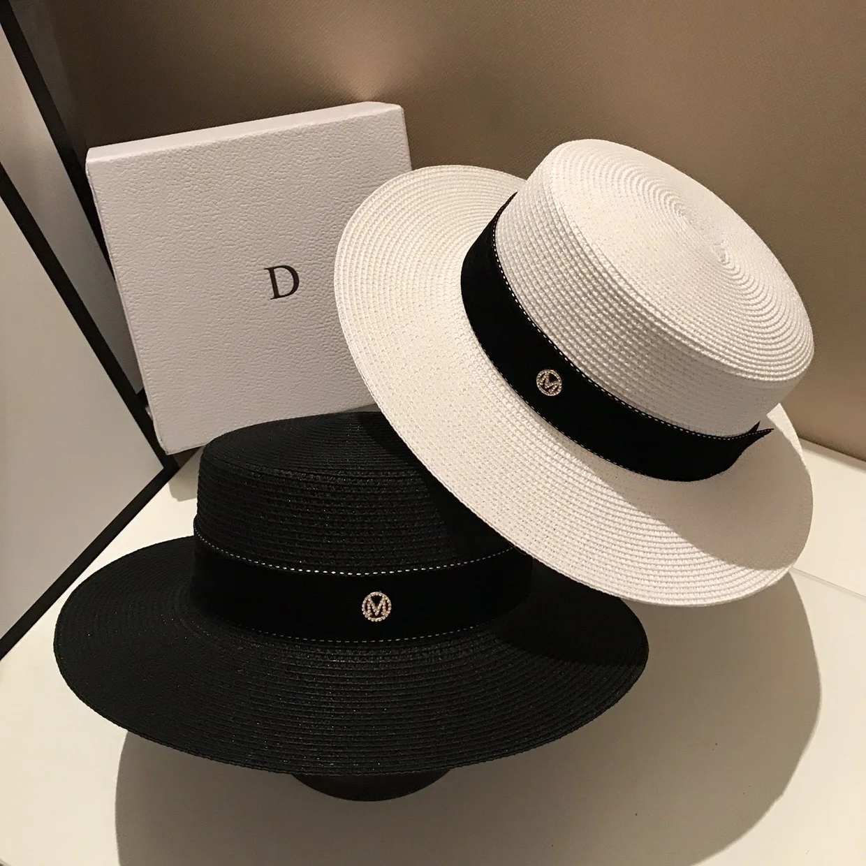 Summer minimalist black and white wide brimmed sun shading straw hat, fashionable new flat top hat, personalized jazz hat