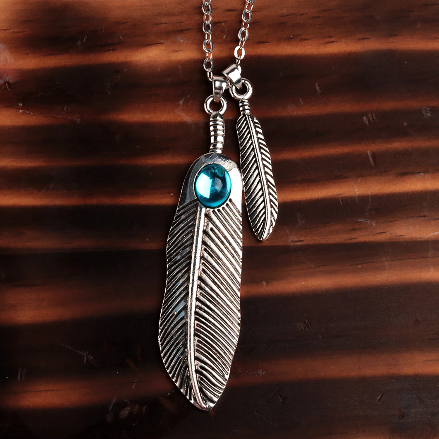 الشر المقيم 2 قلادة تأثيري طبعة محدودة كلير ريدفيلد ريشة شكل قلادة تذكارية جمع المجوهرات