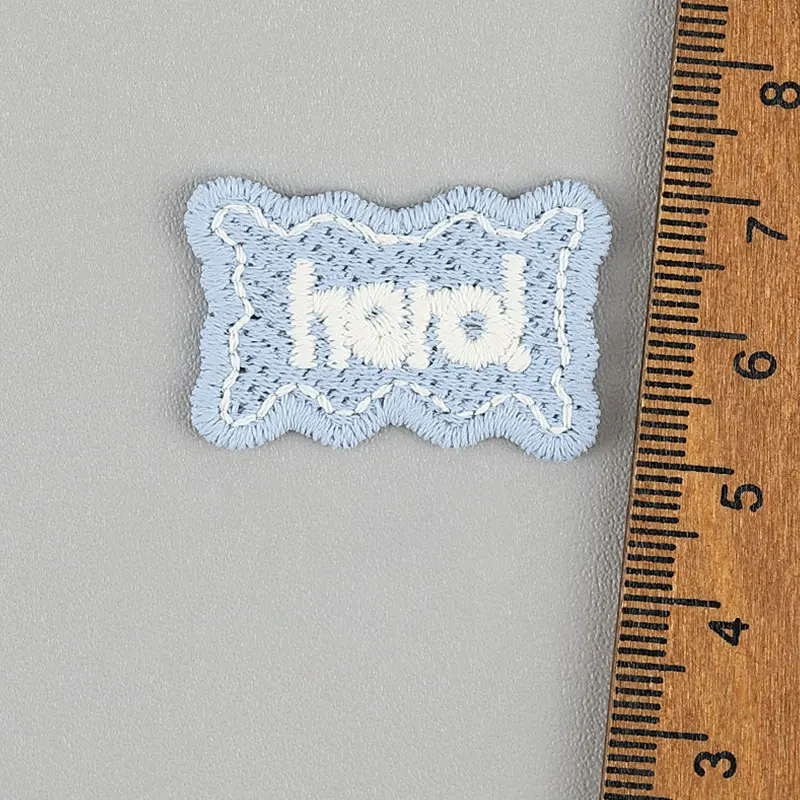 100 Stück 2x3,1cm Quadratische Buchstaben-Stickerei-Aufnäher für DIY Schuhe Hüte Hosen Socken - Kleidungszubehör Etiketten – Detail 7