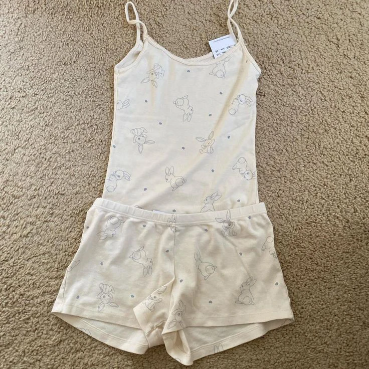 

Домашний комплект из 2 предметов с принтом кролика, женский тонкий топ без рукавов с кружевной отделкой и люверсами, летние милые милые шорты с эластичной резинкой на талии, пижамные комплекты