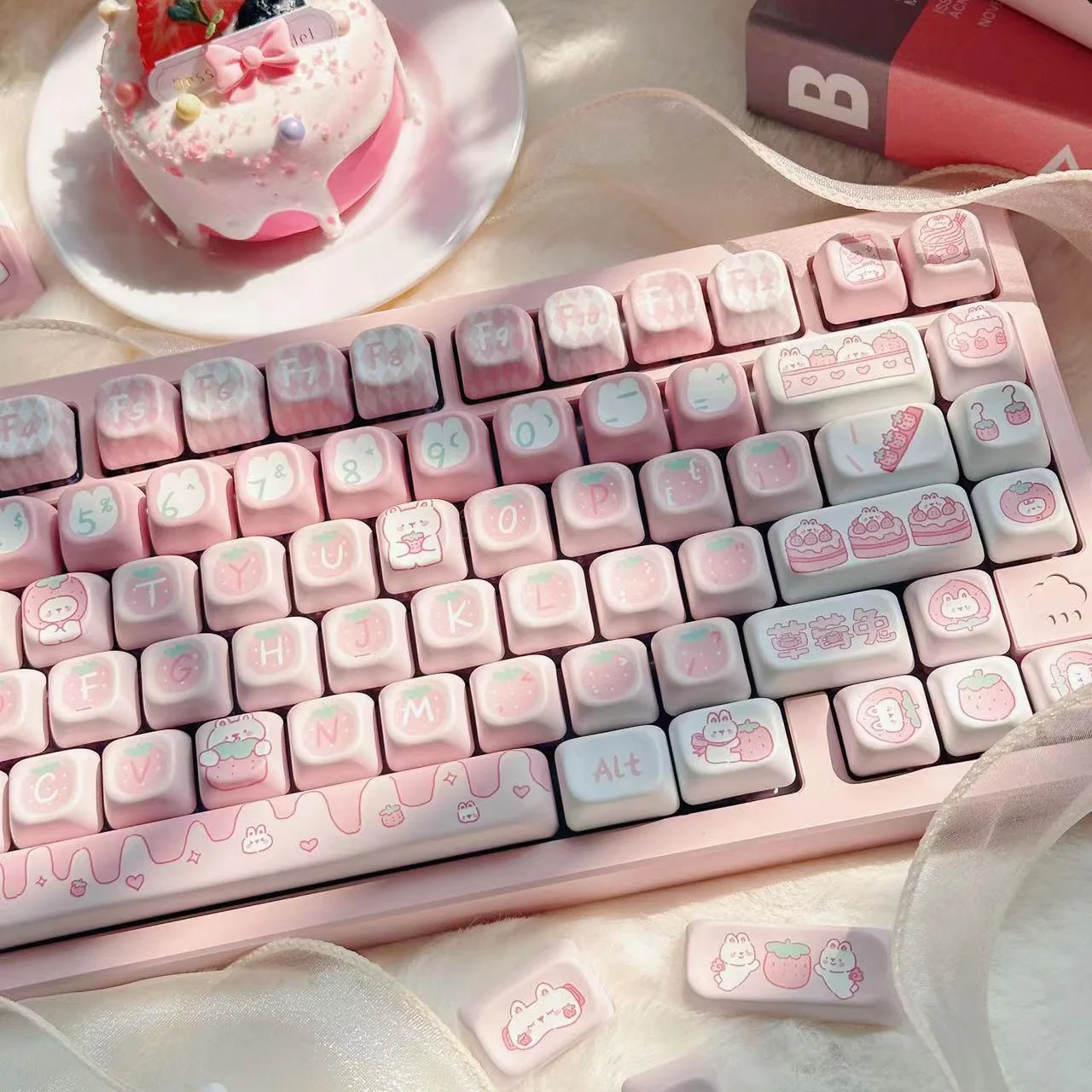 Cream Strawberry Bunny Keycap KOA ROA PBTCute Style Pbt Five-Sided Sublimation Nuojiji 140Keys Diy For Girls Milk Pink Keycap